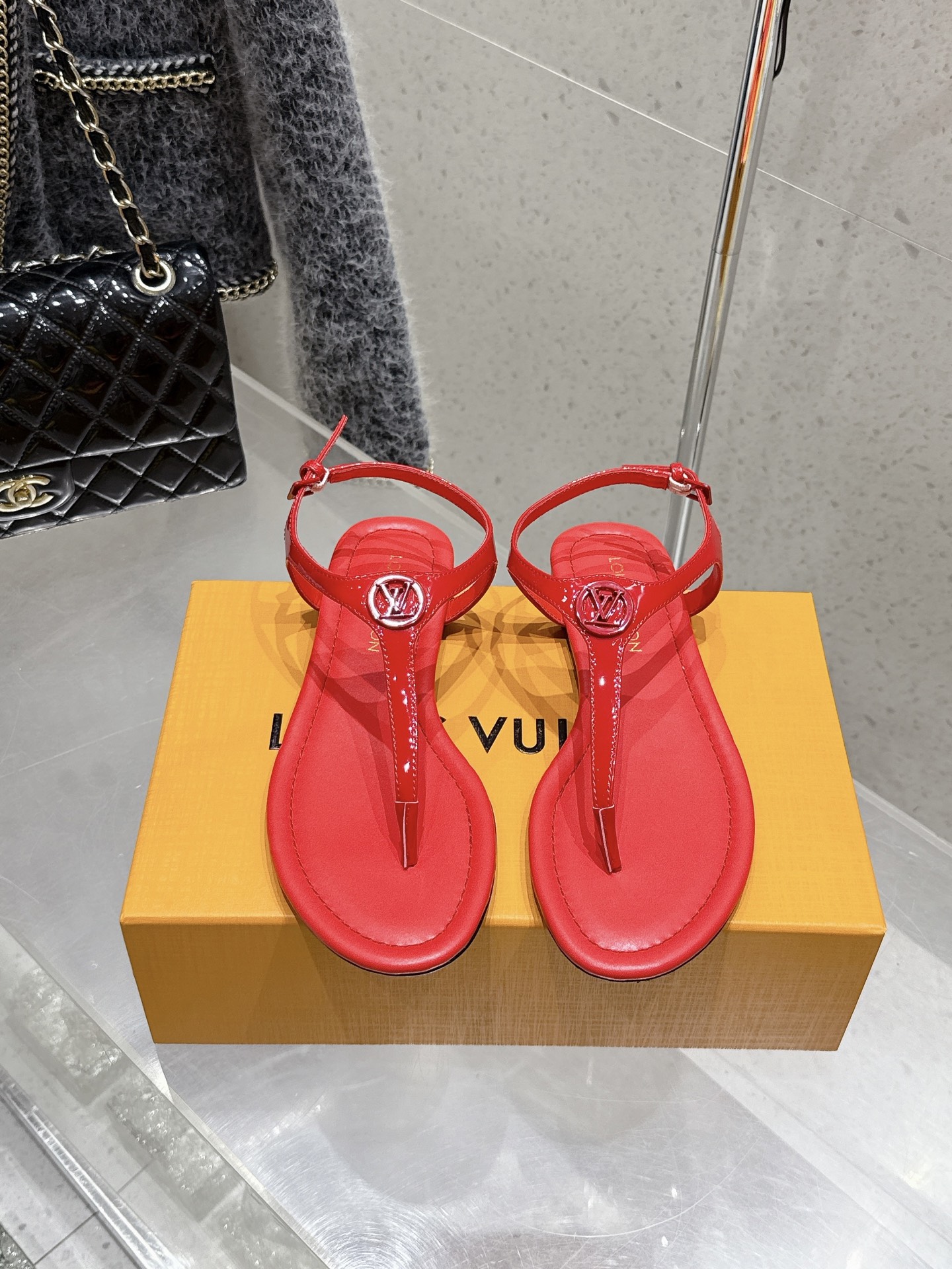 NO:408392,Top version LOUIS VUITTON LV new simple and versatile clip-in flat sandals imported upper patent leather footbed sheepskin sole imported genuine leather outsole Size#35-41 (40.41 custom made without return or exchange), split-toed shoes, louis vuitton, louis vuitton, louis vuitton, sandals, sheepskin, Leather soles19860909顶级版本 LOUIS VUITTON 路易威登 LV新款简约百搭夹脚平底凉鞋 鞋面进口漆皮 垫脚羊皮 鞋底进口真皮大底 Size#35-41（40.41定做不退换）,分趾鞋,louis vuitton,louis vuitton,louis vuitton,sandals,sheepskin,Leather soles,Women's Shoes