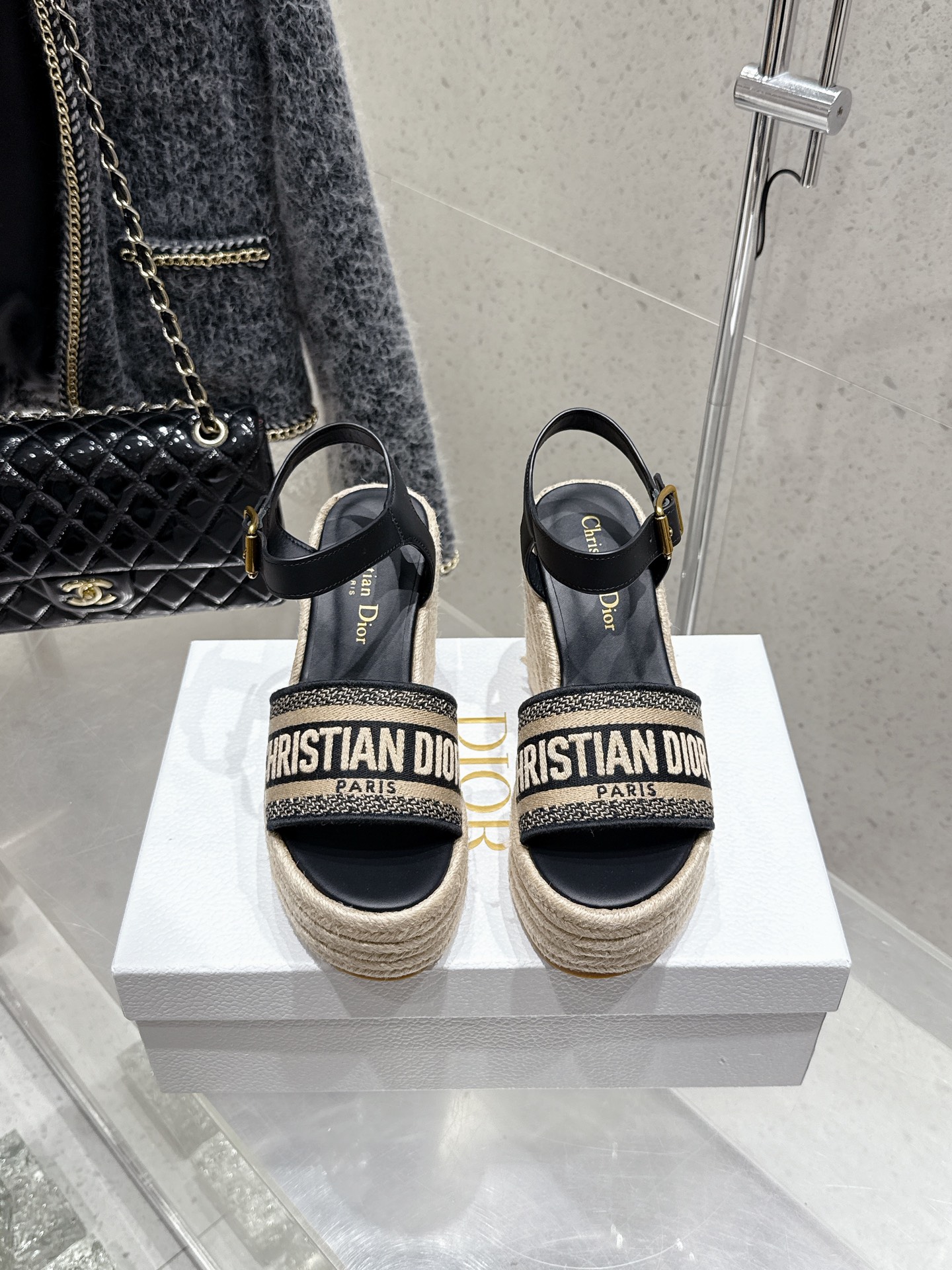 NO:408390,Dior New style thick sole embroidery slippers sandals Materials and craftsmanship Fabrics Cotton fabric brand logo embroidery Insoles Cowhide Sole Original composite sole straw rope woven outsole Size 35-39 (40 41 custom made without return or exchange), sandals, dior, dior, sandals, slippers, cowhide19860909Dior 迪奥 新款 厚底 刺绣 拖鞋凉鞋 材料与工艺 面料 棉质面料品牌logo刺绣 鞋垫 牛皮 鞋底 原版复合大底 草绳编织大底 码数 35-39（40 41定做不退换）,凉鞋,dior,dior,sandals,slippers,cowhide,Women's Shoes