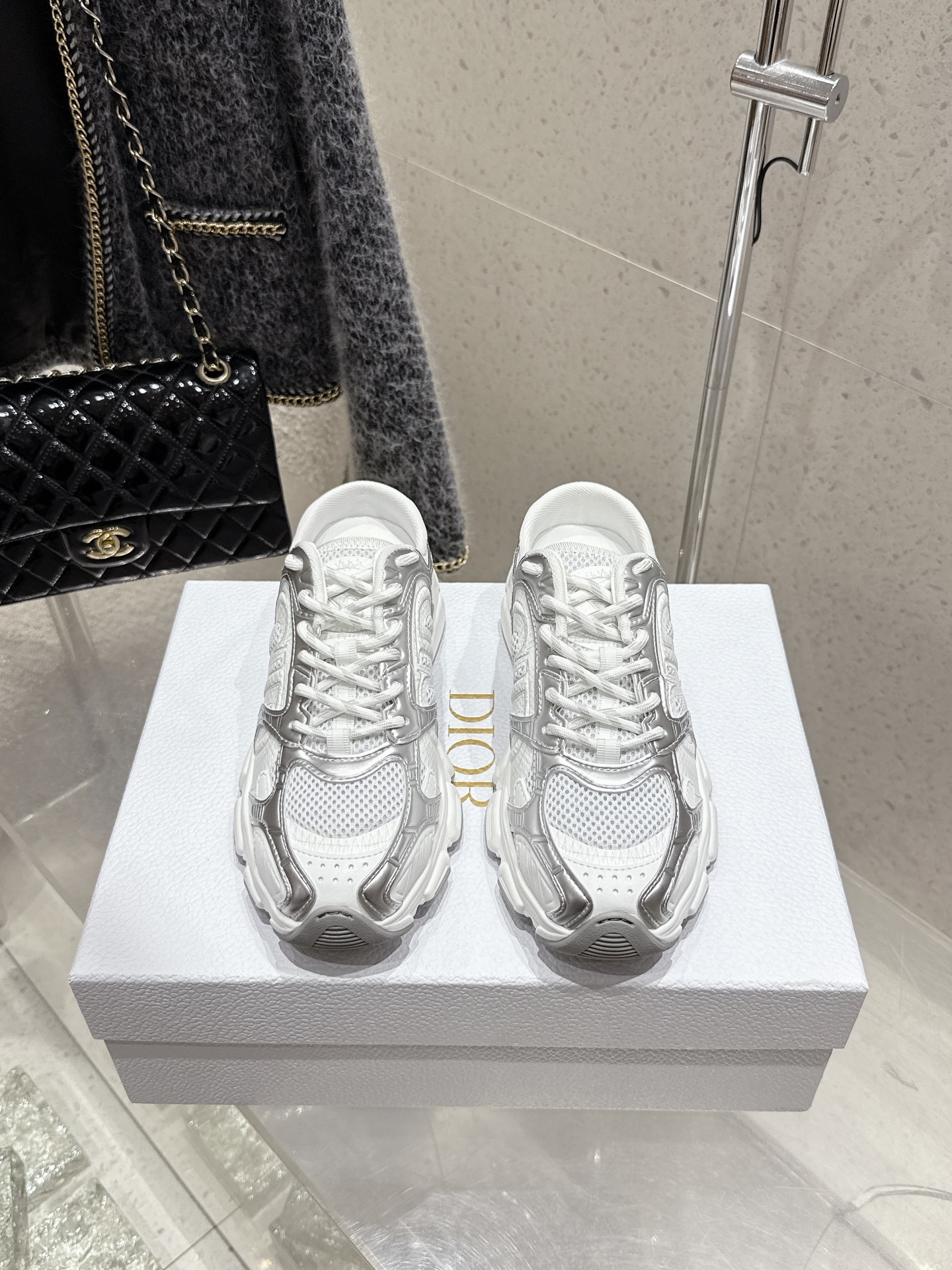 NO:408388,Top version of couple model 2025 Dior new casual dad shoes semi-mopping style is really cool, full of futuristic feeling! It's really cool!  Once again interprets Dior's cool fashion concept, Lucky Star will bless you with good luck, the new EVA sole is super light and soft! The original version is perfectly replicated!  Fully-pair material mold!  !  Number of codes 35-46 (female 40, male 45, 46 customized), semi-drag, dior, dior19860909顶级版本情侣款 2025 迪奥 Dior 新款休闲老爹鞋 半拖款 真的酷毙了,未来感十足!真的好飒！再次演绎了迪奥酷时尚的理念,幸运星为你加持好运,全新的EVA鞋底超轻超软!原版完美复刻！全对版材质 模具！！ 码数35-46（女40 男款45 46 定做）,半拖,dior,dior,Women's Shoes