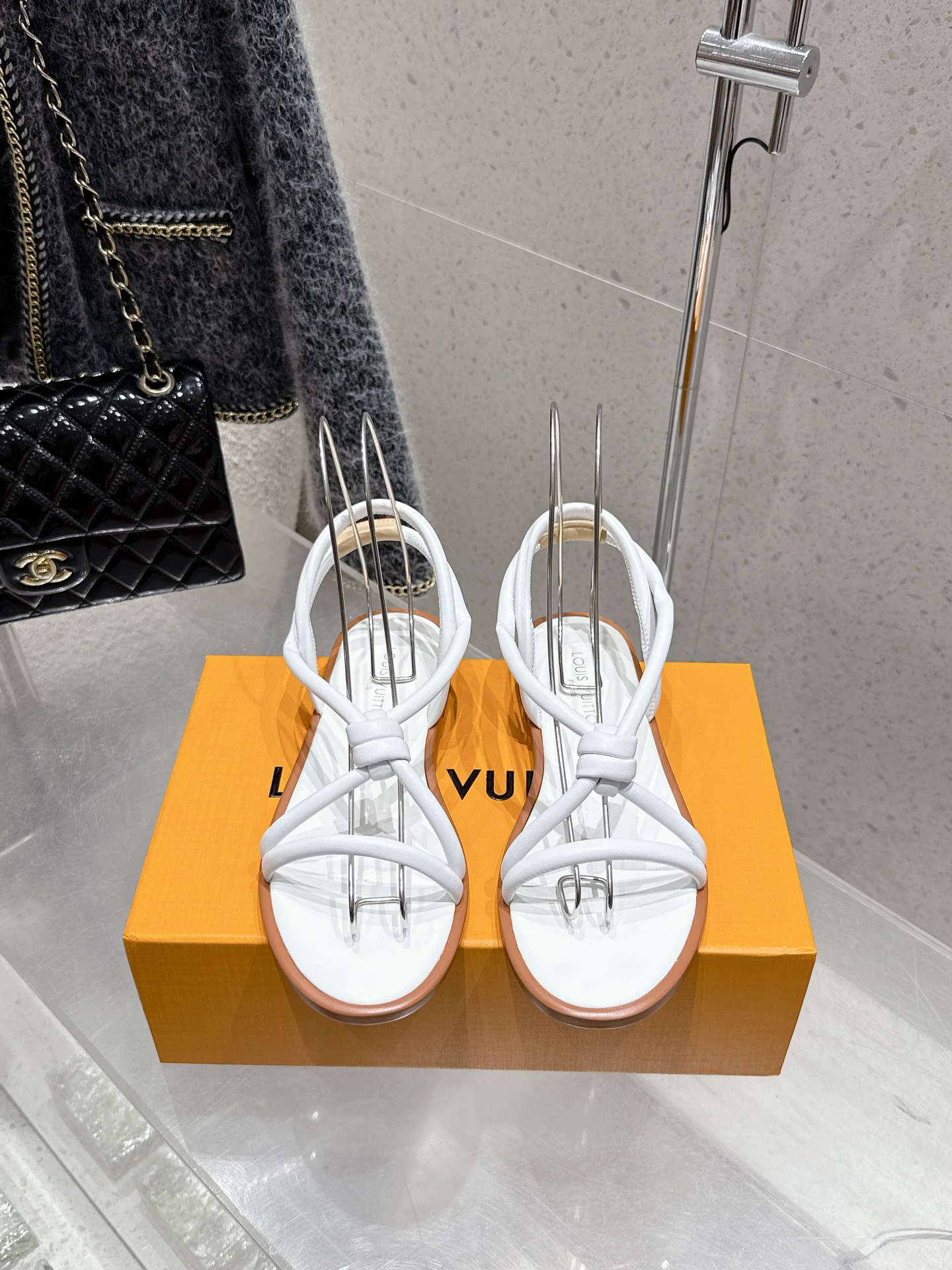 NO:408386,Top version LOUIS VUITTON LV new simple and fashionable flat sandals, upper sheepskin footbed sheepskin, imported genuine leather sole Size#35-41 (40.41 custom made without return or exchange), sandals, louis vuitton, louis vuitton, louis vuitton, sandals, sheepskin, Leather soles19860909顶级版本 LOUIS VUITTON 路易威登 LV新款简约时尚平底凉鞋 鞋面羊皮 垫脚羊皮 鞋底进口真皮大底 Size#35-41（40.41定做不退换）,凉鞋,louis vuitton,louis vuitton,louis vuitton,sandals,sheepskin,Leather soles,Women's Shoes