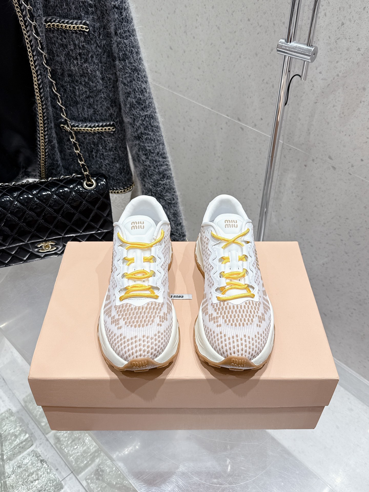 NO:408380,Top version MIUMIU 25ss new casual shoes sports shoes fabric original custom technology color-blocking breathable mesh inner lining original breathable mesh cloth inner sole original open mold non-slip light rubber outsole Size35-40 (40 customization without return and exchange), dad shoes, miumiu, sneakers19860909顶级版本 MIUMIU 缪缪 25ss 新款 休闲鞋 运动鞋 面料原版定制科技拼色透气网面 内里原版透气网布内里 鞋底原版开模防滑轻质橡胶大底 Size35-40（40定制不退换）,老爹鞋,miumiu,sneakers,Women's Shoes