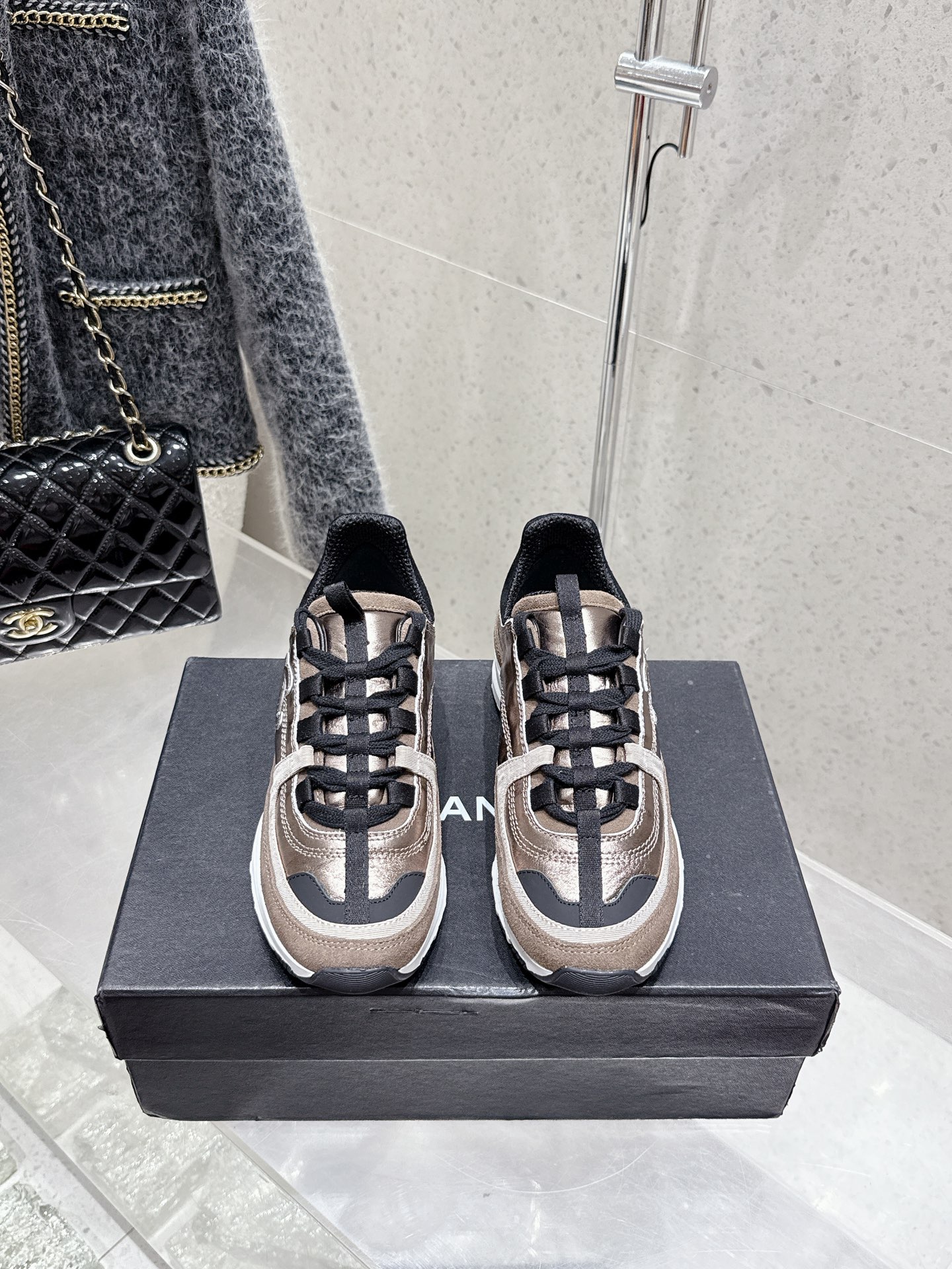 NO:408393,Chanel Chanel Panda Shoes!  2025 top casual sneakers This classic design; the upper has a variety of craftsmanship and electric embroidery styles; the sole is fashionable and sporty; it is an extraordinary variety of color matching elements... The diversified mix and match is very beautiful and versatile, casual, fashionable, sports, and outdoors can be taken into account... Go Material 1 The upper uses original imported silk cowhide + original tarp + original head cowhide 2 uses original sheepli + net 3 soles according to original TPU combination sole 4 sizes 35–40 (40 custom made without return or exchange), dad shoes, chanel, chanel, sneakers, cowhide19860909Chanel香奈儿熊猫鞋！2025顶级休闲款运动鞋 这款经典设计；鞋面多种工艺电绣的风格；大底却时尚运动；不平凡的拥入了多种配色元素…… 多元化混搭非常好看百搭,休闲,时尚,运动,户外都能兼顾…… Go 材料 1鞋面采用 原版进口头层丝绸牛皮+原版防水布+原版头层牛皮 2内里采用 原版羊里+网 3大底根据 原版TPU组合大底 4码数35–40（40定做不退换）,老爹鞋,chanel,chanel,sneakers,cowhide,Women's Shoes