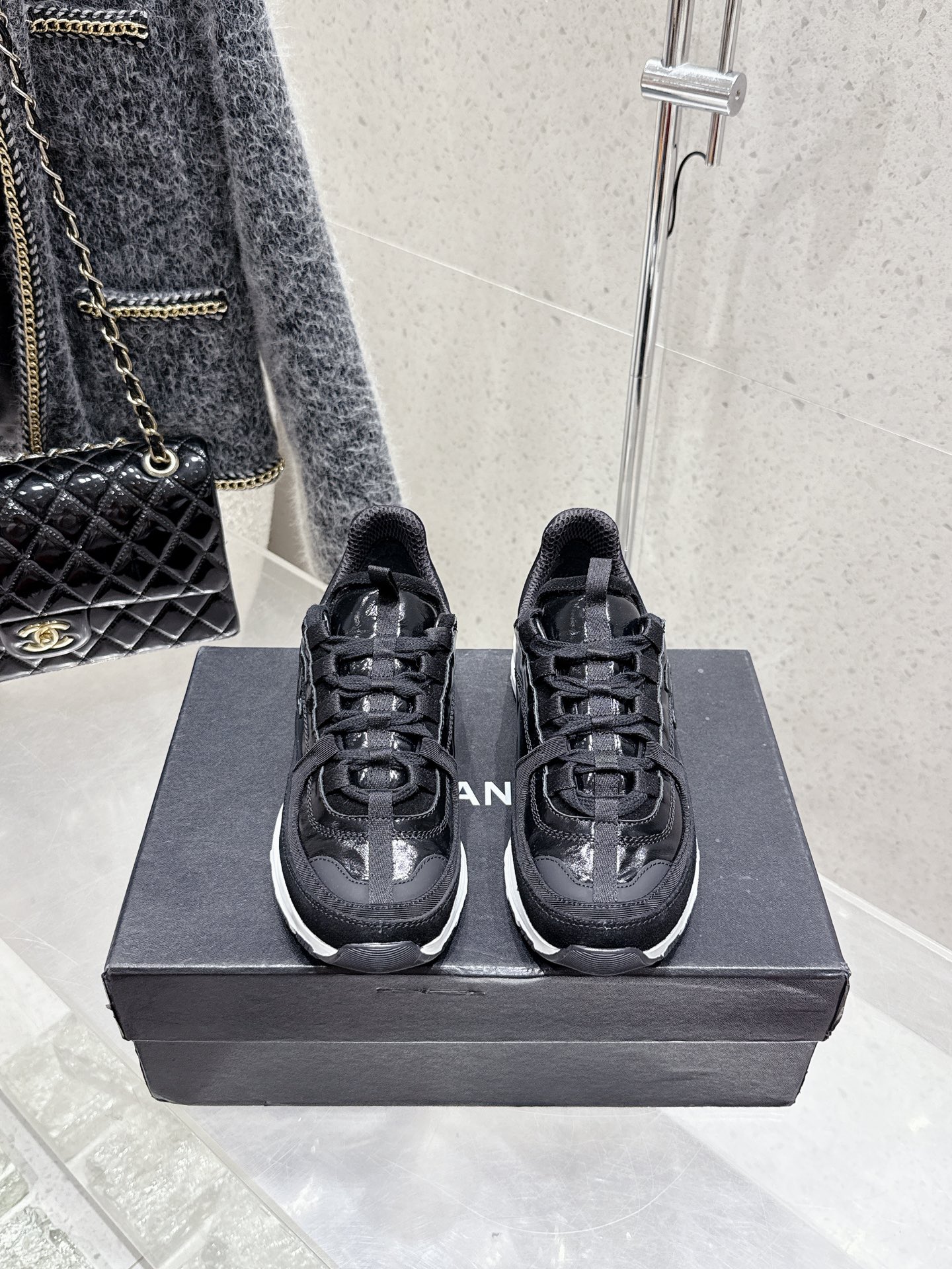 NO:408395,280 Chanel Chanel Panda Shoes!  2025 top casual sneakers This classic design; the upper has a variety of craftsmanship and electric embroidery styles; the sole is fashionable and sporty; it is an extraordinary variety of color matching elements... The diversified mix and match is very beautiful and versatile, casual, fashionable, sports, and outdoors can be taken into account... Go Material 1 The upper uses original imported silk cowhide + original tarp + original head cowhide 2 uses original sheepli + net 3 soles according to original TPU combination sole 4 sizes 35–40 (40 custom made without return or exchange), dad shoes, chanel, chanel, sneakers, cowhide19860909280 Chanel香奈儿熊猫鞋！2025顶级休闲款运动鞋 这款经典设计；鞋面多种工艺电绣的风格；大底却时尚运动；不平凡的拥入了多种配色元素…… 多元化混搭非常好看百搭,休闲,时尚,运动,户外都能兼顾…… Go 材料 1鞋面采用 原版进口头层丝绸牛皮+原版防水布+原版头层牛皮 2内里采用 原版羊里+网 3大底根据 原版TPU组合大底 4码数35–40（40定做不退换）,老爹鞋,chanel,chanel,sneakers,cowhide,Women's Shoes