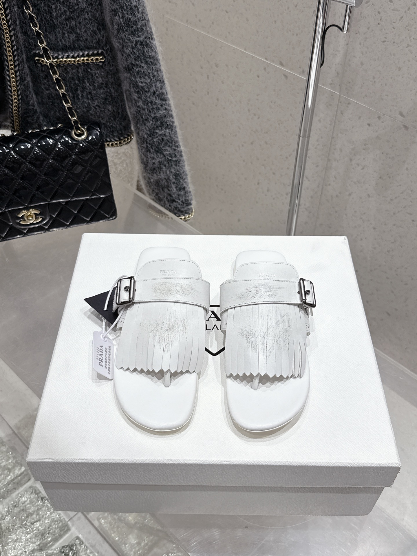 NO:408391,Top version Prada 25Ss Spring and Summer Show new tassel retro slippers This shoe is intended to present a classic and retro style, combining masculine temperament and soft style, forming a binary contrast, highlighting the iconic style of the Prada series. The tassels are refined with special handicrafts, and details such as buckles and block patterns show the traditional charm. A surprising reinterpretation breaks the routine and is reinterpreted. This shoe is rejuvenated with a more fashionable design. Imported calfskin upper, two-color waxing, inner sheepskin, original rubber sole, size 35-39 (40, 41 custom-made, non-return and exchange), slippers, prada, prada, slippers, cowhide, sheepskin19860909顶级版 Prada 普拉达 25Ss春夏走秀新款流苏复古拖鞋 这款鞋履着意呈现经典与复古格调,兼具阳刚气质与柔美风情,形成二元对比,彰显Prada系列的标志性风格.流苏采用特殊手工艺精制而成,扣带、布洛克花纹等细节展露传统魅力.打破常规而令人惊喜的重新演绎,这款鞋履以更加时尚的设计焕新亮相. 鞋面进口小牛皮 双色打蜡 内里羊皮内里 鞋底原版橡胶鞋底 码数35-39（40,41定制不退换）,拖鞋,prada,prada,slippers,cowhide,sheepskin,Women's Shoes