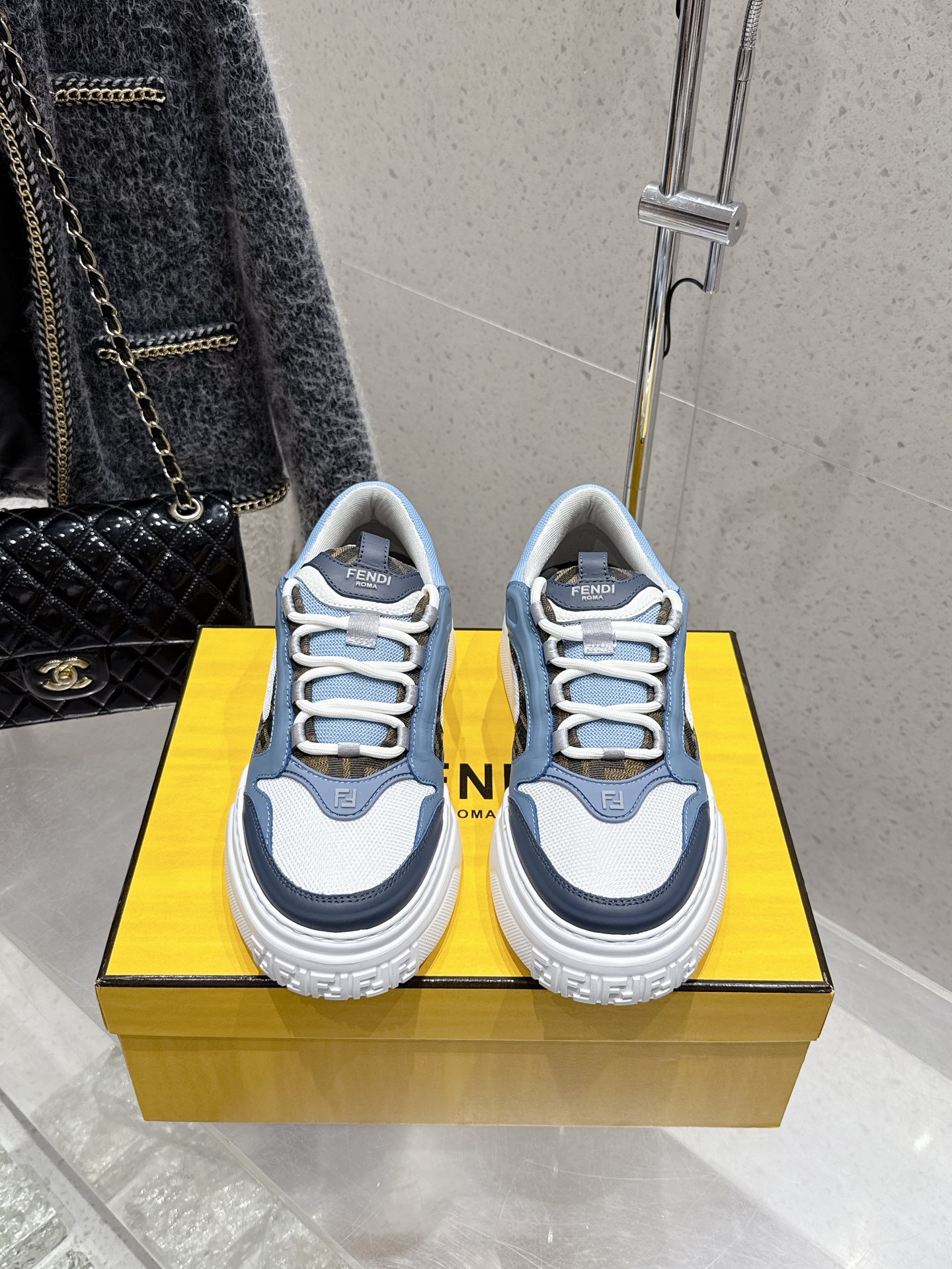 NO:408387,Top version of men's Fendi 2025 spring and summer new thick-soled sneakers men's shoes casual shoes whole pair of shoes are purchased and developed. All customized materials, exclusive mold opening sole, all details are shipped together, and even the packaging is the same as the genuine one. Size 39-45 (45 custom made without return and exchange), casual shoes/sports, fendi, fendi, sneakers19860909顶级版本 男款 Fendi 芬迪2025春夏新款厚底运动鞋男鞋休闲鞋整双鞋子采购Zp开发打造,全部定制材料,独家开模大底,细节全部对版出货,连包装也做到跟正品一样. 码数39-45（45定做不退换）,休闲鞋/运动鞋,fendi,fendi,sneakers,Women's Shoes