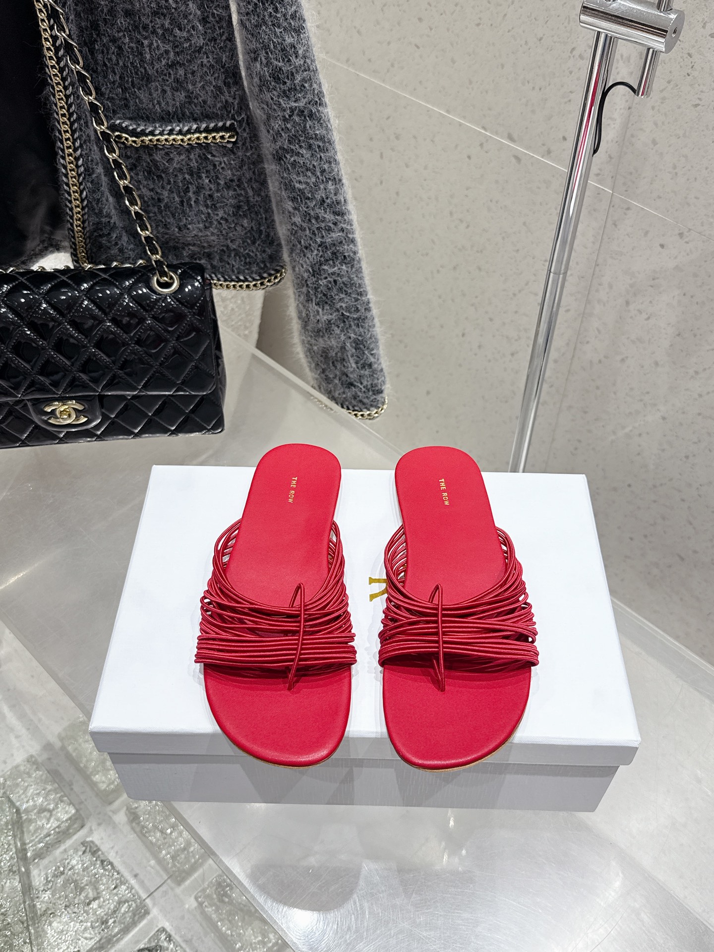 NO:409019,Top version THEROW 25ss summer new product Elastic rope Slippers Fit straps Fit clip toe clip foot Flat sole Roman slippers The Row's simple series is really nothing to say. The whole shoe is made of high-quality elastic rope, and the delicate elastic rope is combined into a surface strap clip toe clip. The comfortable upper design is flat-soled, and it is not a problem to pick the foot shape, so there is no problem with wide fleshy feet. Fabric: imported high-quality elastic rope Fitting: imported sheepskin Outsole: imported genuine leather sole Size: 35-42 (40 41 42 custom made without return or exchange), slippers, slippers, sheepskin, Leather soles19860909顶级版本 THEROW 25ss夏季新品 弹力绳 细带 绑带 夹趾 夹脚 平底 罗马拖鞋 The Row家的简约系列真的没话可说,整鞋采用优质弹力绳制作,细嫩的弹力绳组合成面绑带夹趾,舒适的鞋面设计平底型,不挑脚型所以宽肉脚完全没问题,谁看了不得迷糊 面料:进口优质弹力绳 垫脚:进口羊皮 大底:进口真皮大底 Size:35-42(40 41 42定做不退换）,拖鞋,slippers,sheepskin,Leather soles,Women's Shoes