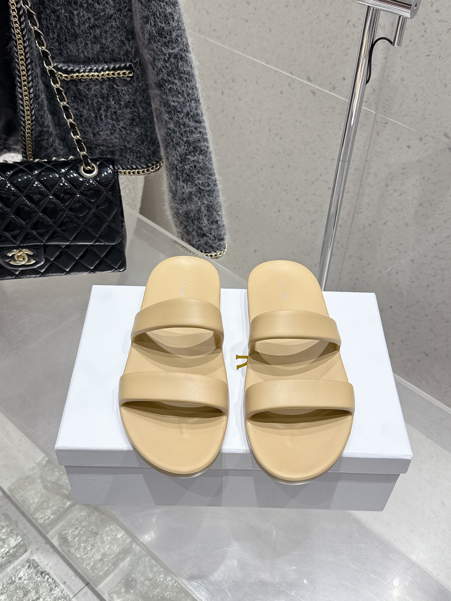 NO:409017,Top quality THEROW 25ss new integrated two-belt slippers Double-belt slippers Neat lines outline minimalist outlines The matte texture is high-end and cool. Step on the feet. The lazy and fashionable feeling is directly full. It is a 'hard currency' that can be used without any brains. The upper is integrated. Size35-40 (customized for 40), slippers, slippers19860909顶级品质 THEROW 25ss新品一体二带胶拖鞋 双带拖鞋 利落线条勾勒极简轮廓 哑光质感高级又酷飒 往脚上一踩 慵懒时髦感直接拉满 是可以无脑入的穿搭“硬通货” 鞋面一体成型 Size35-40（40定做）,拖鞋,slippers,Women's Shoes