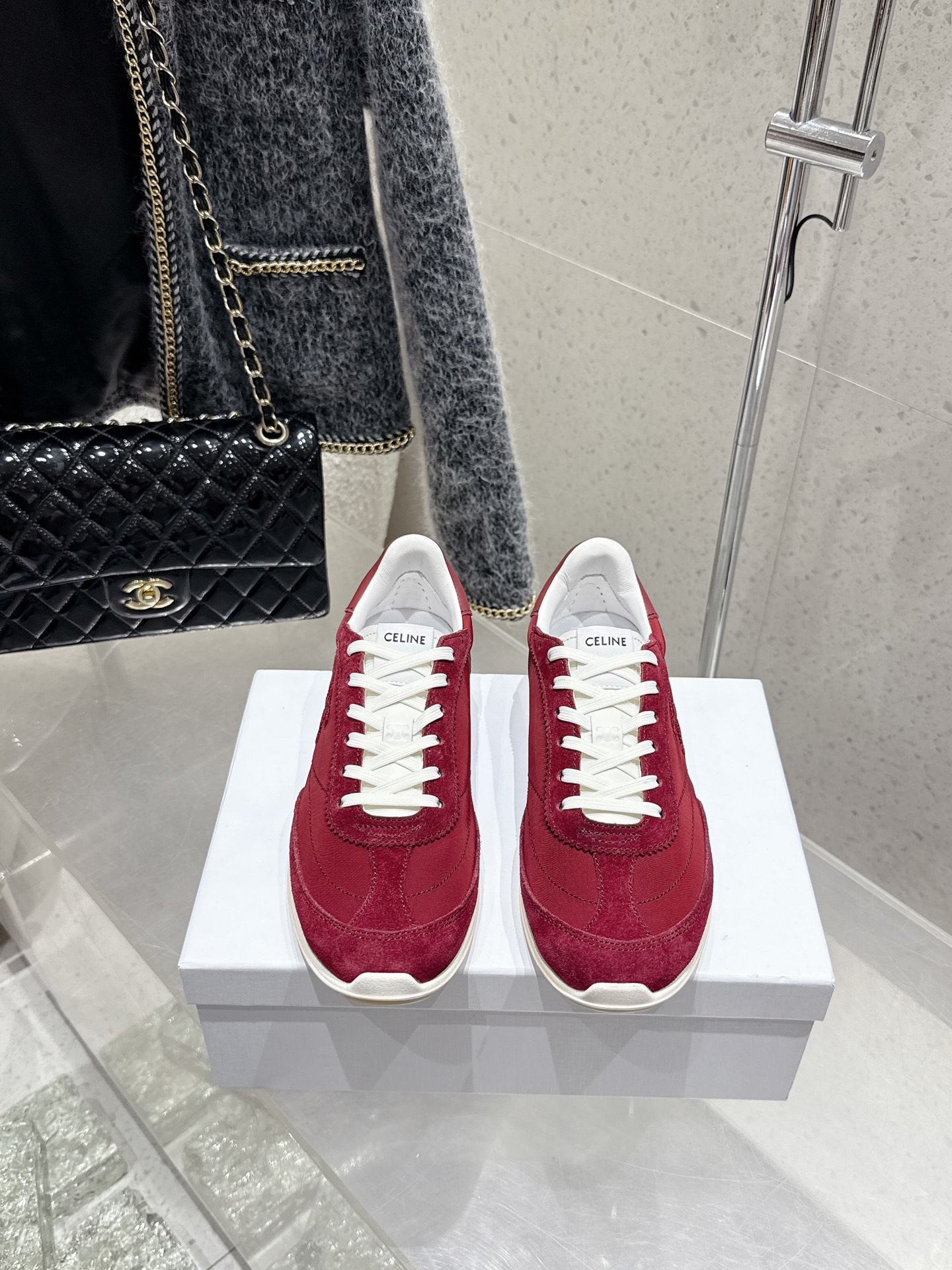 NO:409034,Purchase level CELINE 25ss The latest Racer series for spring and summer Forrest Gump shoes Sports shoes Many celebrity fashion bloggers plant grass Forrest Gump shoes classic design never goes out of date, cool and versatile, whether it is sports style or casual wear on the street, it can perfectly adapt, easily improving the texture of the overall shape. Moreover, the design of this pair of shoes is very suitable for the foot shape, not tired of walking, and is also breathable in spring and summer, and will not sweat. Whether you are shopping, traveling or exercising, it can become your best match. The upper 3D electric embroidery LOGO is particularly prominent. High mercerized cowhide cowhide splicing breathable cloth Original private mold outsole Size35-41 (40 41 Custom made no return or exchange), casual shoes/sports shoes, celine, celine, sneakers, cowhide19860909代购级 CELINE 赛琳 思琳 25ss 春夏最新款Racer系列 阿甘鞋 运动鞋 超多明星时尚博主种草 阿甘鞋鞋型设计经典永不过时 酷帅又百搭无论是运动风穿搭 还是日常出街的休闲装,它都能完美适配,轻松提升整体造型的质感 而且这双鞋的设计很贴合脚型,走路不累脚,春夏穿着也很透气,不会闷汗 不管你是去逛街、旅行还是运动,它都能成为你的最佳搭子 鞋面3D电绣LOGO格外突出亮点 高丝光牛皮拼接透气布 原版私模大底 Size35-41（40 41 订做不退换）,休闲鞋/运动鞋,celine,celine,sneakers,cowhide,Women's Shoes