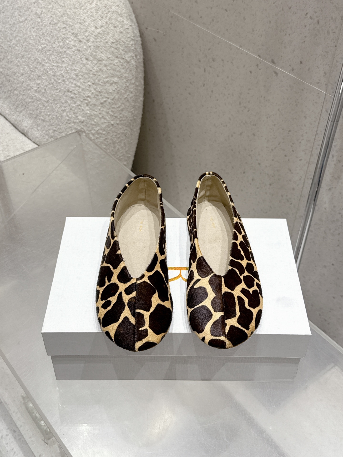 NO:410740,THEROW 25 Spring and Summer New Flat Single Shoes Dancing Shoes Grandma Shoes!  I rarely see a dancing shoe that is so delicate and has a strong tolerance for the feet. It embodies the foot shape properly without losing its unique charm. It is convenient to wear on the feet, and is very comfortable, and has no problems with daily wear. It is super versatile!  Upper sheepskin horse hair inner sheepskin outsole original molded rubber outsole Size: 35-40 (40 custom made without return or exchange), ballet shoes, sheepskin19860909THEROW 25春夏新款平底单鞋跳舞鞋奶奶鞋！很少会看到一款跳舞鞋会做到这么精细、而且对脚的包容性特别强,把脚型修饰得妥妥的,又不失独特韵味,上脚方便便捷,且非常舒适、日常穿都没有问题的、超级百搭！ 鞋面羊皮 马毛 内里羊皮 大底原版开模橡胶大底 码数:35-40（40订做不退换）,芭蕾舞鞋,sheepskin,Women's Shoes