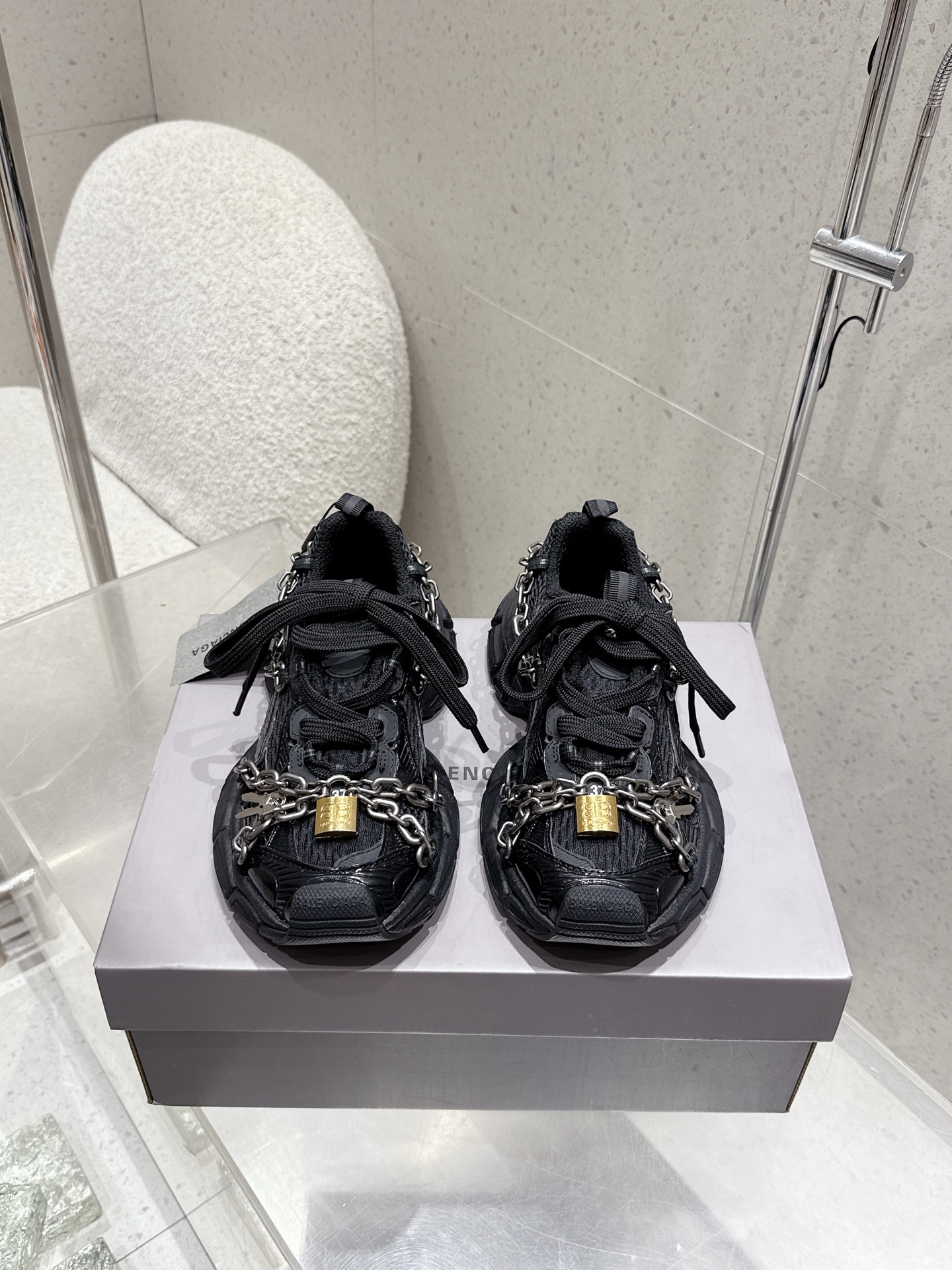 NO:410731,Top version 3XL Sneaker series Couple style Chain Dad shoes Sneaker Original purchase and development Making goods 3XL Sneaker The overall shoe shape draws on the creative ideas of Tra and Runner's shoe shape, which is equivalent to removing the outer frame of the Tra shoe body and inheriting Runner's streamlined shape and Tra flat toe. A pair of tied shoelaces are added to the front of the shoe shoe for concave shape Customized hardware Delivery exquisite packaging Fabric: Original custom imported technology fabric + mesh inner lining: Original custom breathable mesh Outsole: Original model opening ultra-light MD combination rubber sole Thickness: 5CM size: Women 35-40 Men 39-45, Dad shoes, sneakers19860909顶级版本 3XL Sneaker系列 情侣款 链条 老爹鞋 运动鞋 原版购入开发 做货 3XL Sneaker 整体鞋型汲取了 Tra和 Runner两款鞋型的创作思路 相当于把 Tra鞋身的外框拆了下来 同时继承了 Runner的流线造型和 Tra扁平的鞋头.在鞋面前段另加了一副绑着的的鞋带 用作凹造型 定制五金 配送精美包装 面料: 原版定制进口科技面料+网面 内里: 原版定制透气网里 大底: 原版开模超轻MD组合橡胶底 底厚: 5CM size: 女35-40 男39-45,老爹鞋,sneakers,Women's Shoes