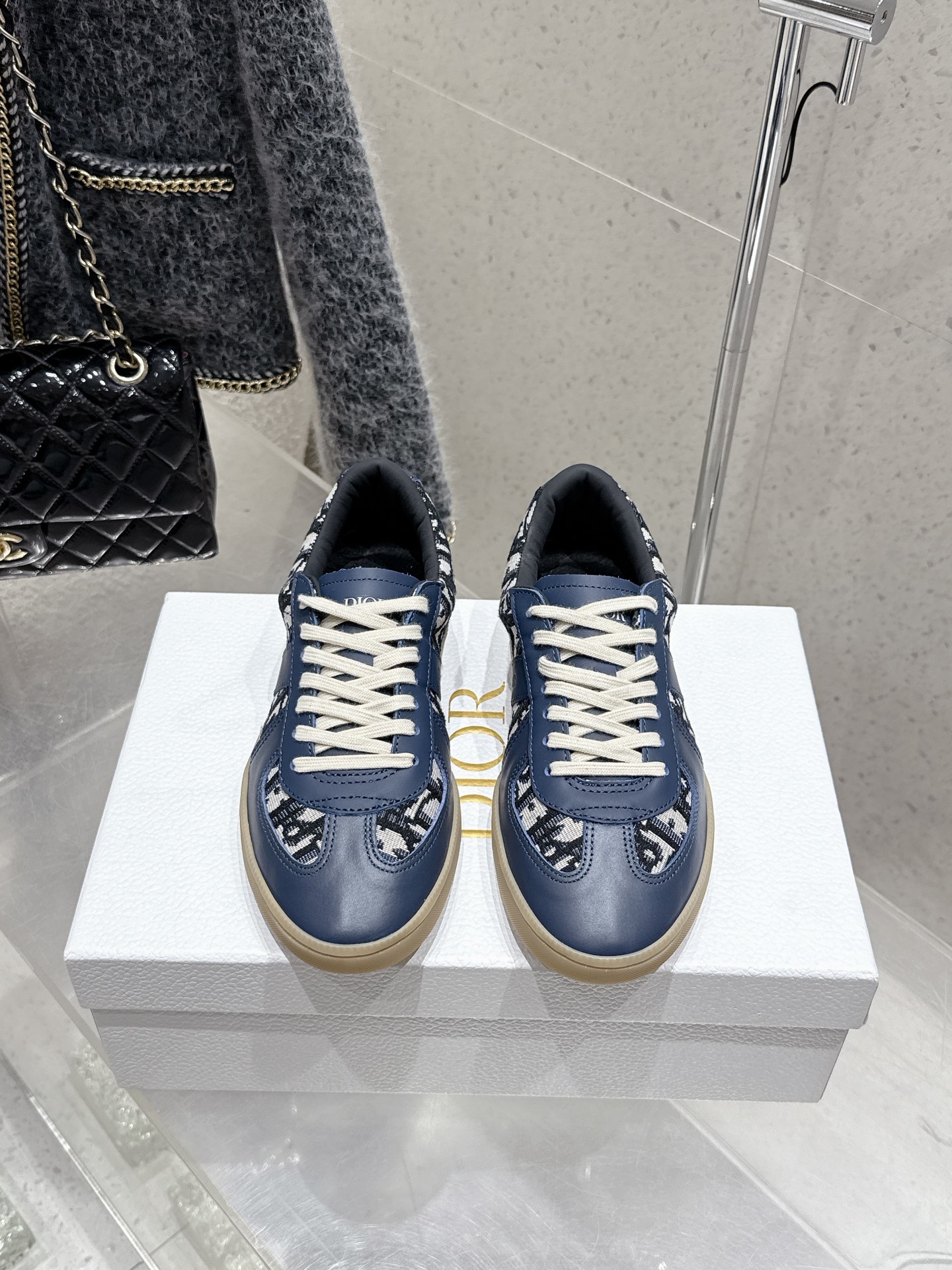 NO:410723,Couple model Top version 2025 Dior latest B01 series Matchpoint Couple model German training shoes Casual sports shoes Casual board shoes Original purchase and development Made this B01 Matchpoint sneakers are a new product in the 2025 autumn series, marking the return of classic styles and reinterpreted with a fashionable and elegant silhouette. They are carefully crafted in black and white smooth cowhide, decorated with gray suede splicing to enhance the style. The tongue and inner sides are decorated with Icon logos, and the heel is decorated with an Icon logo. Paired with an amber rubber sole, it is embellished with a logo, which can be matched with various shapes of the Icons limited series to create exquisite shapes. Fabric: Original custom imported cowhide inner lid: Soft imported cowhide sole: Original open-mold anti-slip TPU material  Size : 35-45 (Female 40, male 45 customized, non-returnable), casual shoes/sports, dior, dior, sneakers, cowhide19860909情侣款 顶级版本2025 Dior 迪奥最新 B01系列 Matchpoint 情侣款 德训鞋 休闲 运动鞋 休闲板鞋 原版购入开发 做货 这款 B01 Matchpoint运动鞋是二零二五秋季系列新品,标志着 经典款式的回归,以时尚优雅的廓形重新诠释.采用黑色和白色光滑牛皮革精心制作,饰以灰色绒面革拼接提升格调.鞋舌和内部侧面饰以 标志,鞋后跟饰以 Icon 标志.搭配琥珀色橡胶鞋底,点缀以 标志,可与 Icons 限定系列的各式造型搭配,打造精致造型. 面料 : 原版定制进口头层牛皮 内里 : 柔软进口牛皮里 鞋底 : 原版开模防滑TPU材质 Size : 35-45（女40 男45 定做不退换）,休闲鞋/运动鞋,dior,dior,sneakers,cowhide,Women's Shoes