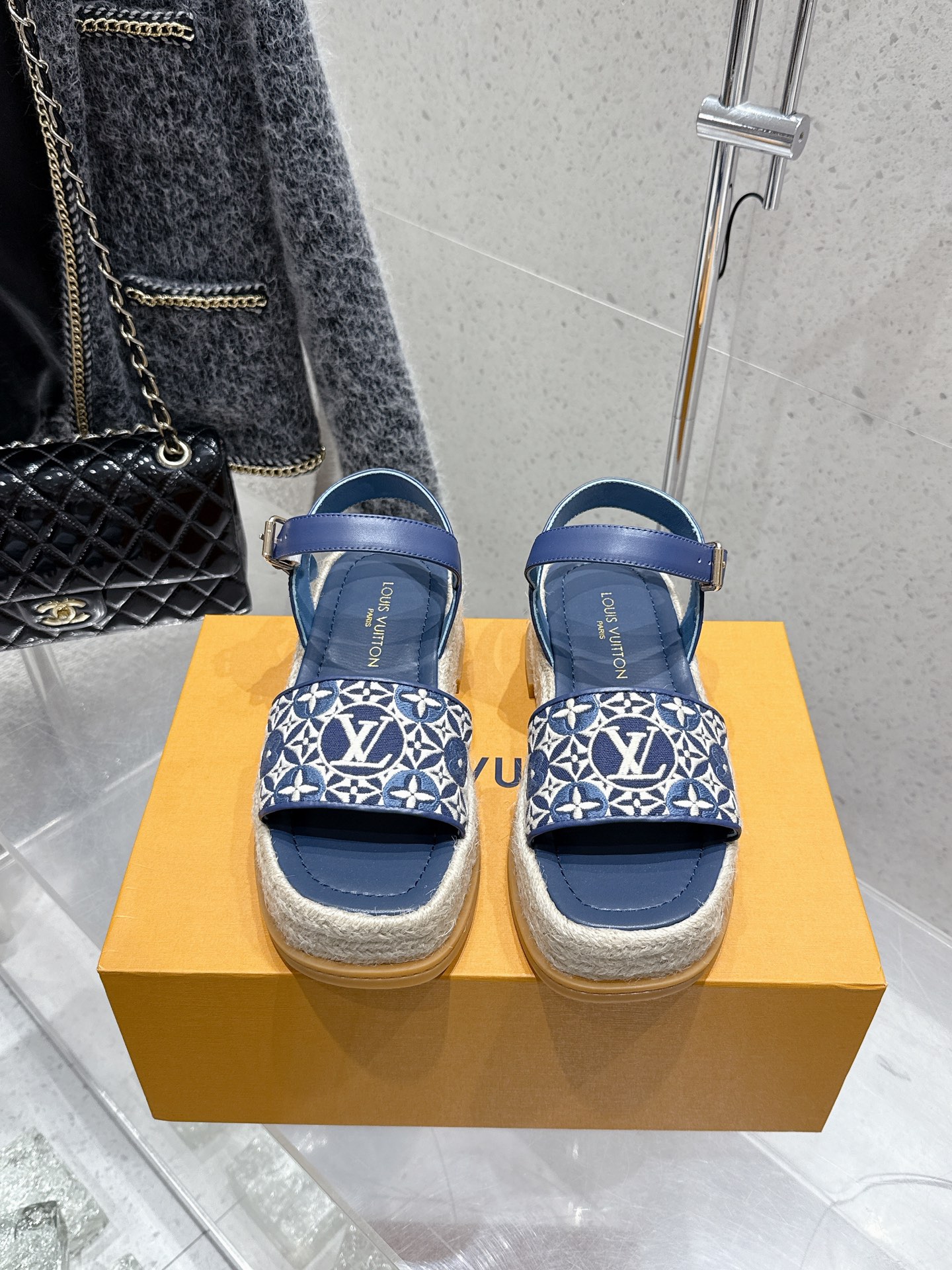 NO:410714,Top version 2025Ss spring and summer new Louis vuiteeon LV MAYA FLATFORM sandals Cherry series straw woven waterproof platform thick-soled sandals This Maya Flatform sandals are made of smooth cowhide leather and denim, allowing wide shoelaces to shuttle between the leather tongue, and then inject the brand essence with the metal LV Circle logo. The rubber outsole inherits the color of the upper, and the light leather thick sole is perfect and elegant. Upper cowhide/densing denim inner foot pad sheepskin sole original open mold rubber outsole heel height 5cm size 35-39 (40.41 custom made without return), sandals, louis vuitton, louis vuitton, tom  ford, sandals, espadrilles, cowhide, sheepskin19860909顶级版本 2025Ss春夏新款Louis vuiteeon LV MAYA FLATFORM 凉鞋 樱桃系列 草编防水台厚底凉鞋 本款 Maya Flatform凉鞋选用光滑牛皮革、丹宁牛仔布,令宽幅鞋带穿梭于皮革鞋舌之间,再以金属LV Circle标识注入品牌底蕴.橡胶外底承袭鞋面色调,轻盈皮革厚底完善雅致风范. 鞋面牛皮/丹宁牛仔布 内里垫脚羊皮 鞋底原版开模橡胶大底 跟高5cm 码数35-39（40.41定做不退换）,凉鞋,louis vuitton,louis vuitton,tom ford,sandals,espadrilles,cowhide,sheepskin,Women's Shoes