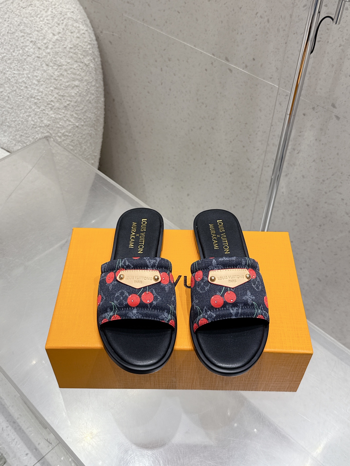 NO:410696,#Top version LOUIS VUITTON 25/ss Louis Vuitton latest flat slippers This Lily sandals are from Louis Vuitton × Takashi Murakami series. The LV X TM 9AM flat-soled tow has eye-catching lines, pointing out the agile style of Louis Vuitton x Takashi Murakami series. The bright cherry elements are vividly displayed on the Mon sculptural heel, the cherry shape is eye-catching, and Louis Vuitton Paris leather patches add brand style. Material: Custom fabric Inner: footbed sheepskin Outsole: original outsol Shoe size: 35-41 (40.41. Custom made no return or exchange), slippers, louis vuitton, louis vuitton, louis vuitton, slippers, sheepskin19860909#顶级版本 LOUIS VUITTON 25/ss 路易威登最新款 平底拖鞋 本款莉莉凉拖出自路易威登×村上隆系列,LV X TM 9AM平底拖拥有瞩目线条,点明路易威登 x 村上隆系列的灵动格调.明丽樱桃元素跃然于Mon雕塑感鞋跟上,樱桃造型引人注目,路易威登巴黎皮革贴饰更添品牌格调. 材料:定制布料 内里:垫脚羊皮 大底:原版大底 鞋码: 35-41(40.41.定做不退换),拖鞋,louis vuitton,louis vuitton,louis vuitton,slippers,sheepskin,Women's Shoes