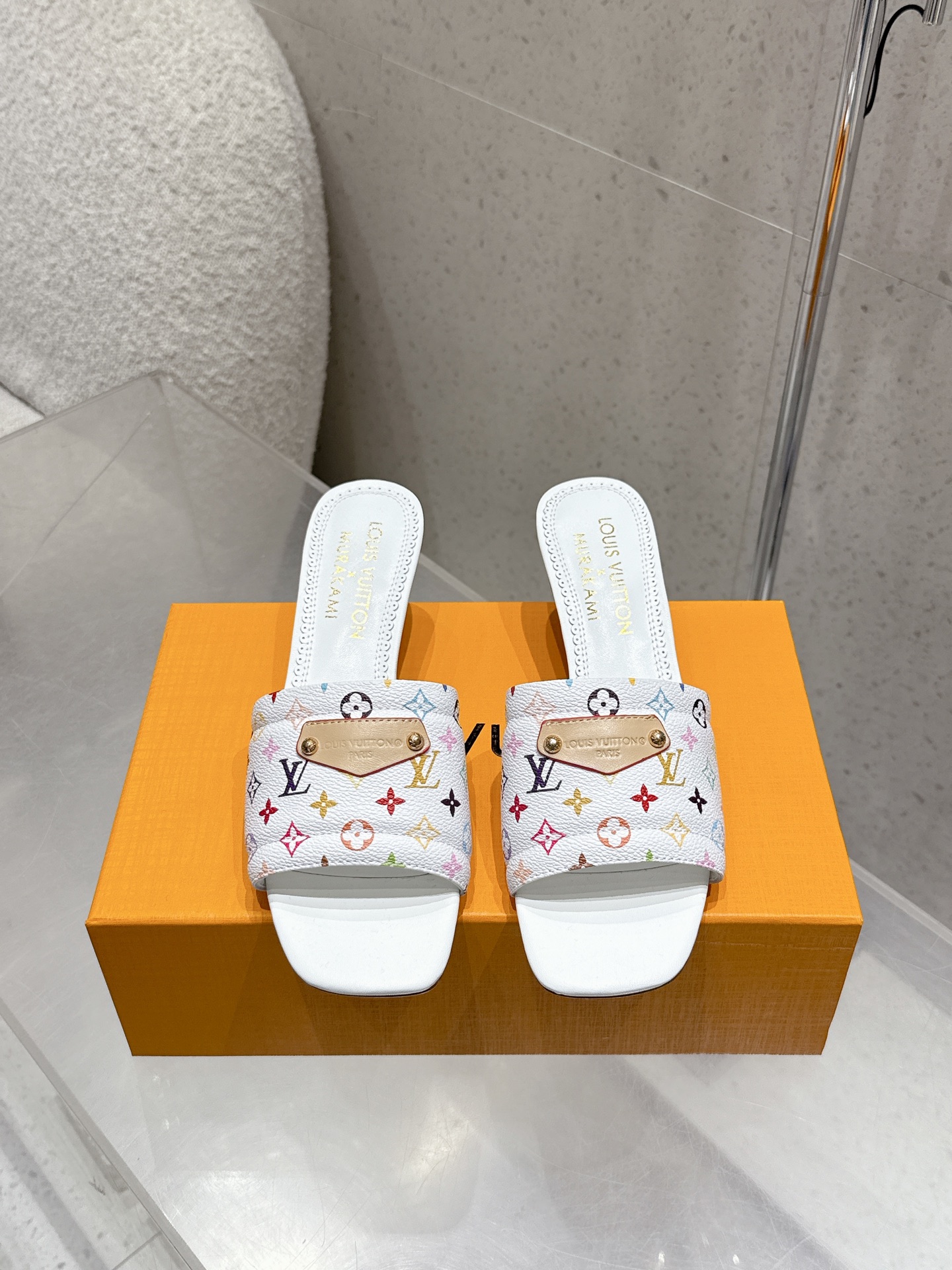NO:410705,#Top version LOUIS VUITTON 25/ss Louis Vuitton latest model exclusive private cherry heel This Lily sandals are from Louis Vuitton × Takashi Murakami series. The LV X TM 9AM flat-soled tow has eye-catching lines, pointing out the agile style of Louis Vuitton x Takashi Murakami series. The bright cherry elements are vividly displayed on the Mon sculptural heel, the cherry shape is eye-catching, and Louis Vuitton Paris leather patches add brand style. Materials: original cowhide/custom fabric Inner: footbed sheepskin/custom fabric Outsole: original outsol Heel height: 5.5 Shoe size: 35-41 (40.41. Customized non-return), slippers, louis vuitton, louis vuitton, louis  vuitton,slippers,cowhide,sheepskin19860909#顶级版本 LOUIS VUITTON 25/ss 路易威登最新款 独家私模樱桃跟 本款莉莉凉拖出自路易威登×村上隆系列,LV X TM 9AM平底拖拥有瞩目线条,点明路易威登 x 村上隆系列的灵动格调.明丽樱桃元素跃然于Mon雕塑感鞋跟上,樱桃造型引人注目,路易威登巴黎皮革贴饰更添品牌格调. 材料:原版牛皮/定制布料 内里:垫脚羊皮/定制布料 大底:原版大底 跟高:5.5 鞋码: 35-41(40.41.定做不退换),拖鞋,louis vuitton,louis vuitton,louis vuitton,slippers,cowhide,sheepskin,Women's Shoes