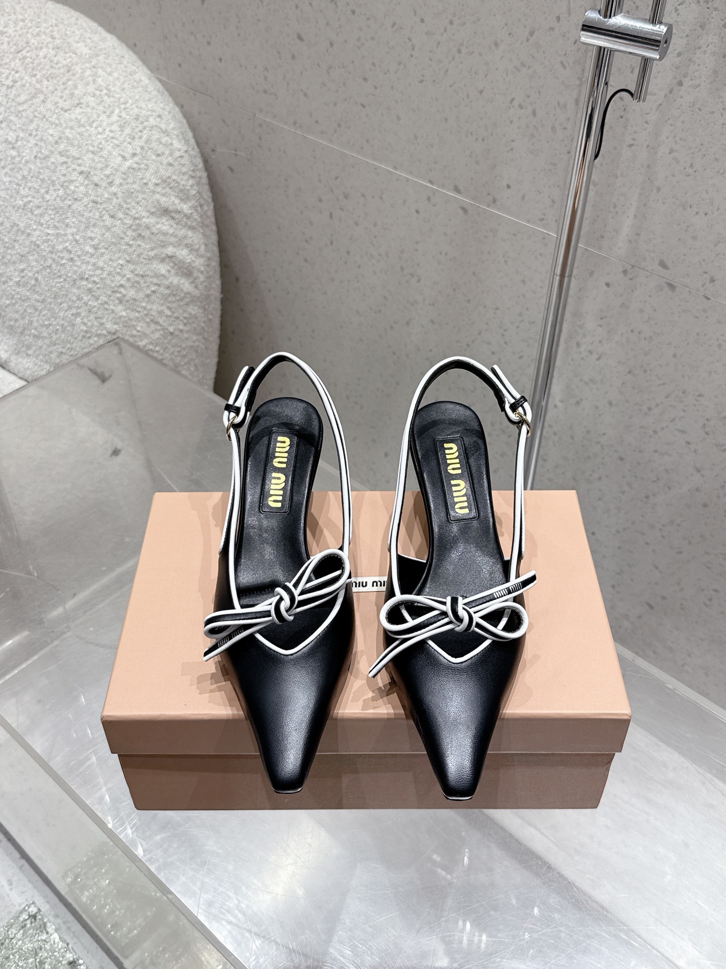 NO:410767,Miumiu 25 spring and summer new retro bow high heel sandals!  The fresh spring and summer color scheme is beautiful, and the kitten heels are empty sandals. The daily outfits are very good. The shoe edges have an exclusive logo style, which shows the elegant charm on the feet!  The upper is made of original mixed-bred sheepskin, inner footbed sheepskin, heel height 5.5cm 9cm, imported genuine leather sole from Italy!  Size: 35-40 (40 custom made without return) with original packaging, high heels, sandals, miumiu, sandals, high heels, sheepskin, Leather soles19860909miumiu缪缪25春夏新款复古蝴蝶结高跟凉鞋！春夏清新配色曲线优美,小猫跟后空凉鞋 日常穿搭都很搭鞋边有专属标识性Logo格调,上脚尽显优雅魅力！ 鞋面采用原版混种羊皮 内里垫脚羊皮 跟高5.5cm 9cm 意大利进口真皮大底！ 码数:35-40（40 定做不退换） 配原版包装,高跟鞋凉鞋,miumiu,sandals,high heels,sheepskin,Leather soles,Women's Shoes