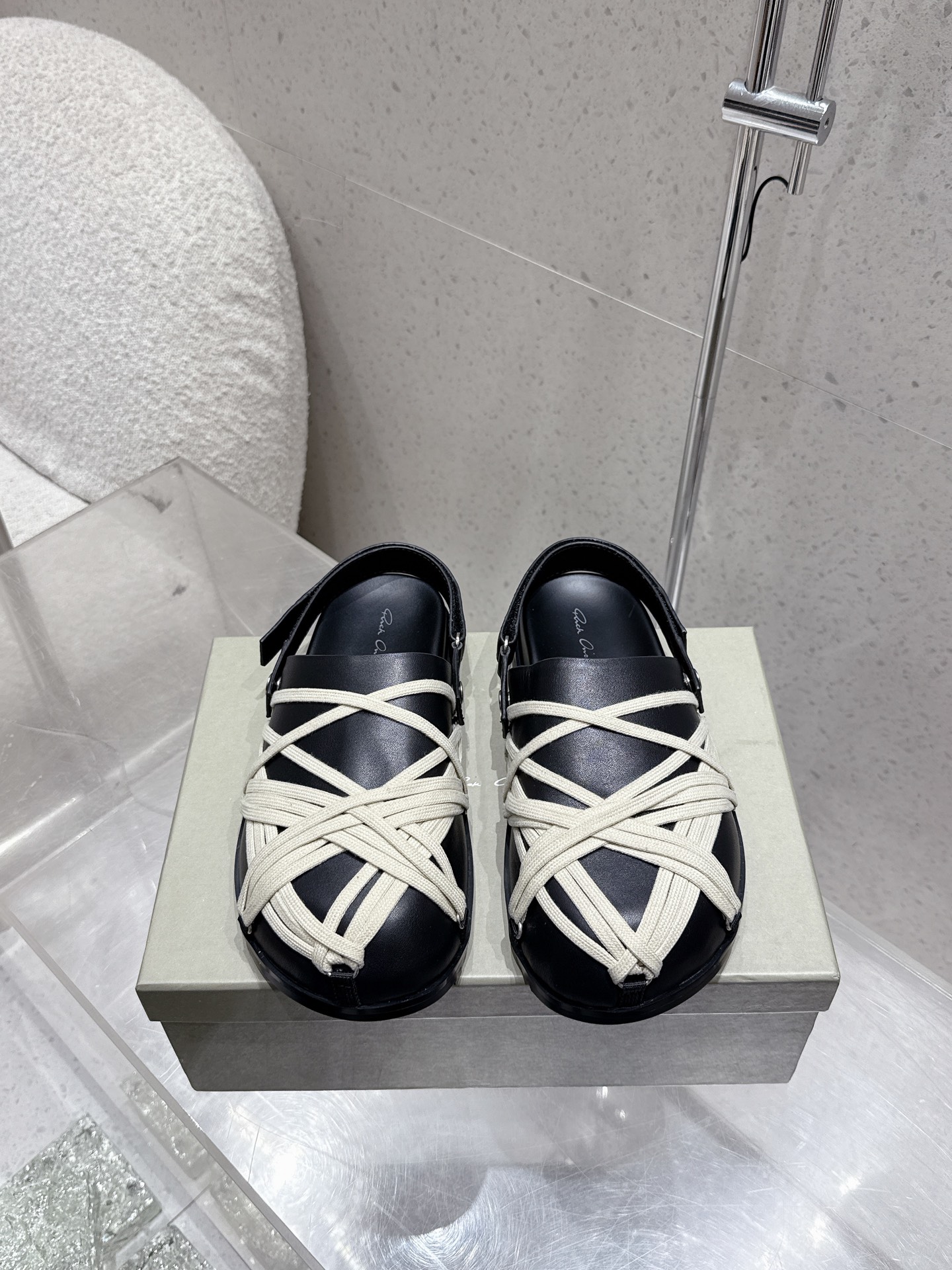 NO:410759,RICK OWENS 2025SS Couple Birken Slippers, Toe Mules Sandals Material Open-mold TPU Wear-resistant Sole, Cowhide Strip, Head-Layer Grained Calfskin Upper, Water-Dyeed Cowhide and Lining SIZE Women 35-40 Men 40-46 (Female 40 Men 45 46 Customized), Semi-Travel, Sandals, Slippers, Cowhide19860909RICK OWENS 欧文斯 2025SS 情侣款勃肯拖鞋 包头穆勒鞋 凉鞋 材料开模TPU耐磨鞋底,牛皮沿条、头层粒面小牛皮鞋面,水染牛皮及内衬 SIZE女35-40 男40-46（女40 男45 46定做）,半拖,sandals,slippers,cowhide,Women's Shoes