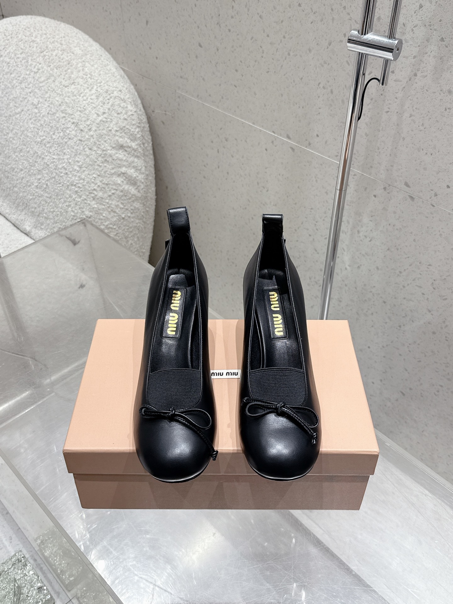 NO:410751,Miumiu 25ss Spring and Summer New Style, Retro, Bow, Round Head, Thick Heel, Single Shoes, Fresh Spring and Summer Color, Beautiful Curve, Everyday outfits are very good, with an exclusive logo style on the heel, showing elegant charm on the feet!  The upper is made of original mixed-bred sheepskin, inner foot padded sheepskin, original custom-made Italian imported leather outsole, size 35-40 (40 custom made without return), high heels, miumiu, high heels, sheepskin, Leather soles19860909Miumiu 缪缪 25ss春夏新款 复古 蝴蝶结 圆头 粗跟 单鞋 春夏清新配色,曲线优美 日常穿搭都很搭,后跟有专属标识性Logo格调,上脚尽显优雅魅力！ 鞋面采用原版混种羊皮 内里垫脚羊皮 鞋底原版定制意大利进口真皮大底 码数35-40（40 定做不退换）,高跟鞋单鞋,miumiu,high heels,sheepskin,Leather soles,Women's Shoes