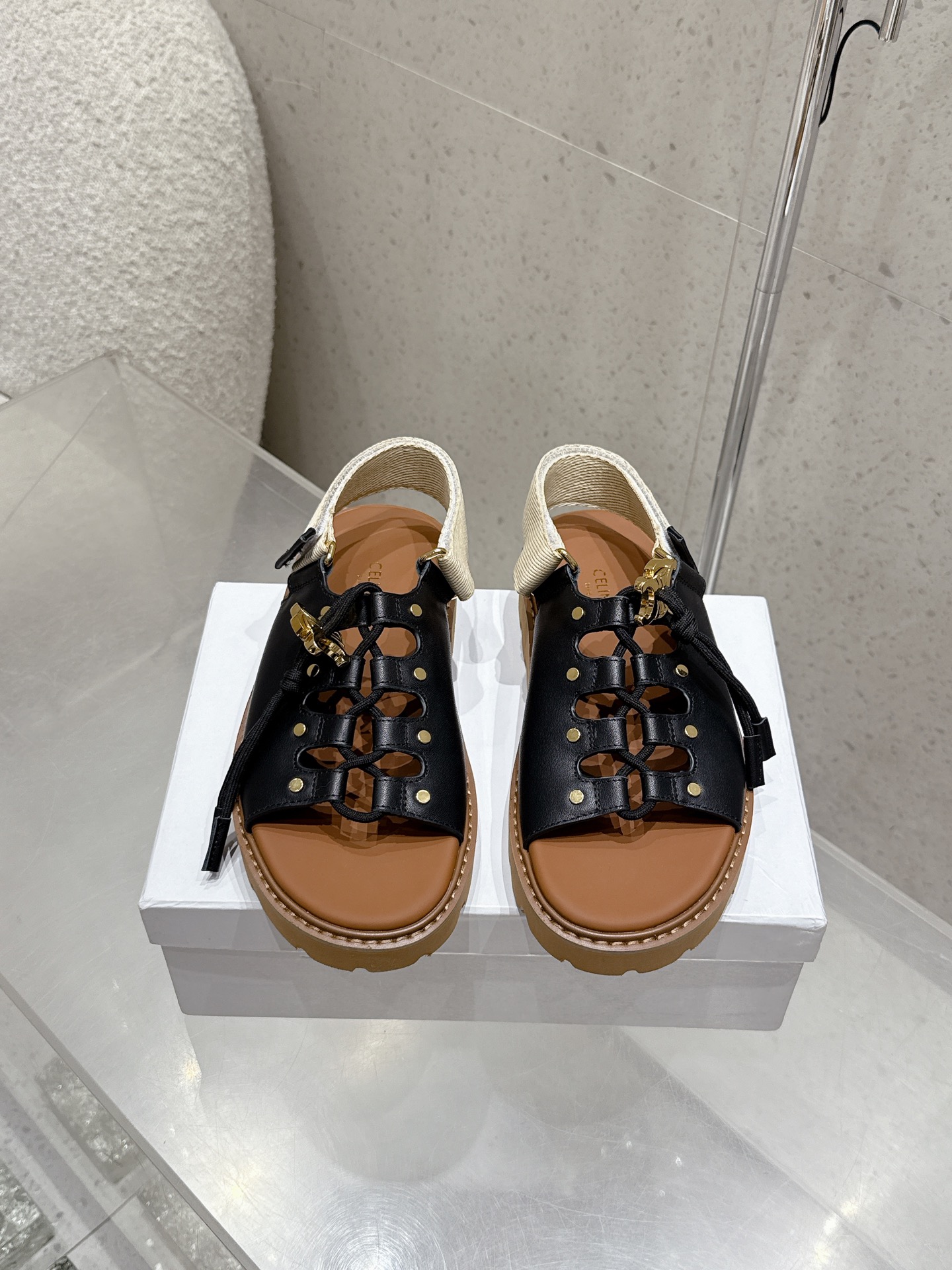 NO:410743,Purchase grade Celine Celine 25ss summer new product Arc de Triomphe Spring latest hit sandals summer socks are absolutely amazing. The retro point brings a full sense of fashionable appearance and original purchase and development. The highest output is restored to the original customized retro feel... Fabric cowhide inner cowhide sole Original open-mold wear-resistant velvet combination sole Size35-40 (40 custom made without return or exchange), sandals, celine, sandals, cowhide, socks19860909代购级 Celine 塞琳25ss夏季新品 凯旋门春最新爆款 凉鞋 夏天搭配袜子 简直绝绝子 复古的点上带上了满分时髦感颜值原版购入开发 依旧最高输出 还原原版定制复古感…… 面料 牛皮 内里 牛皮大底 原版开模耐磨绒组合大底 Size35-40（40订做不退换）,凉鞋,celine,sandals,cowhide,socks,Women's Shoes