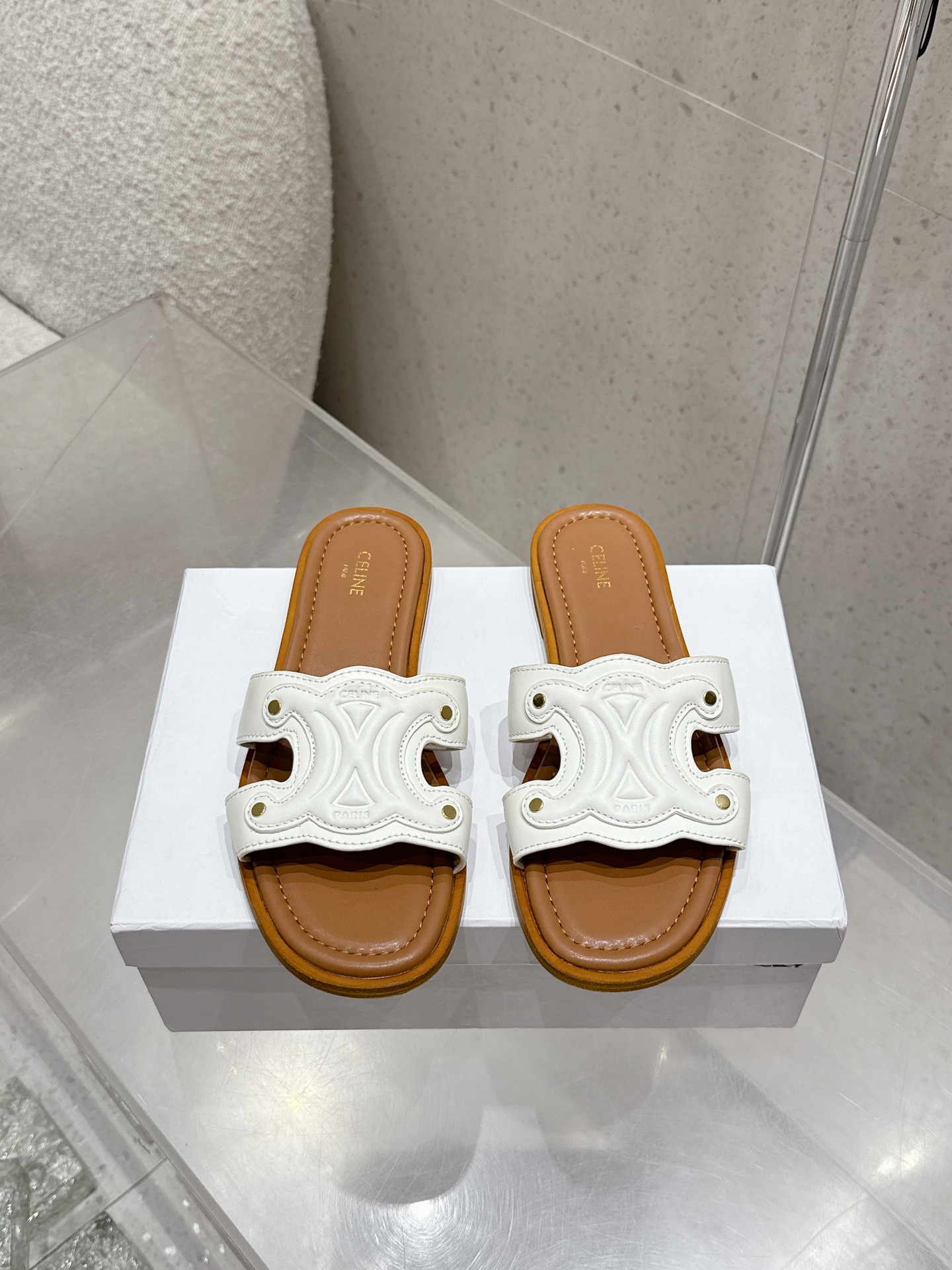 NO:410734,Leather CELINE 2025ss Spring and summer new slippers Arc de Triomphe British style flat-soled micro-label slippers Simple, elegant and fashionable, unsightly and timeless. It is the classic of the fashion circle that never fades away. The retro British style allows you to wear a different temperament. Fabric cowhide cowhide inner original genuine leather sole Size35-40 (40 customized, no return or exchange), slippers, celine, slippers, cowhide19860909皮面 CELINE 塞琳 2025ss 春夏新款拖鞋 凯旋门英伦风平底微标拖鞋 简约大气时髦 耐看不过时 是时尚圈永不退潮的经典所在,复古的英伦风格,让你穿出不一样的气质 面料牛皮 牛皮内里原版真皮鞋底 Size35-40（40订做不退换）,拖鞋,celine,slippers,cowhide,Women's Shoes