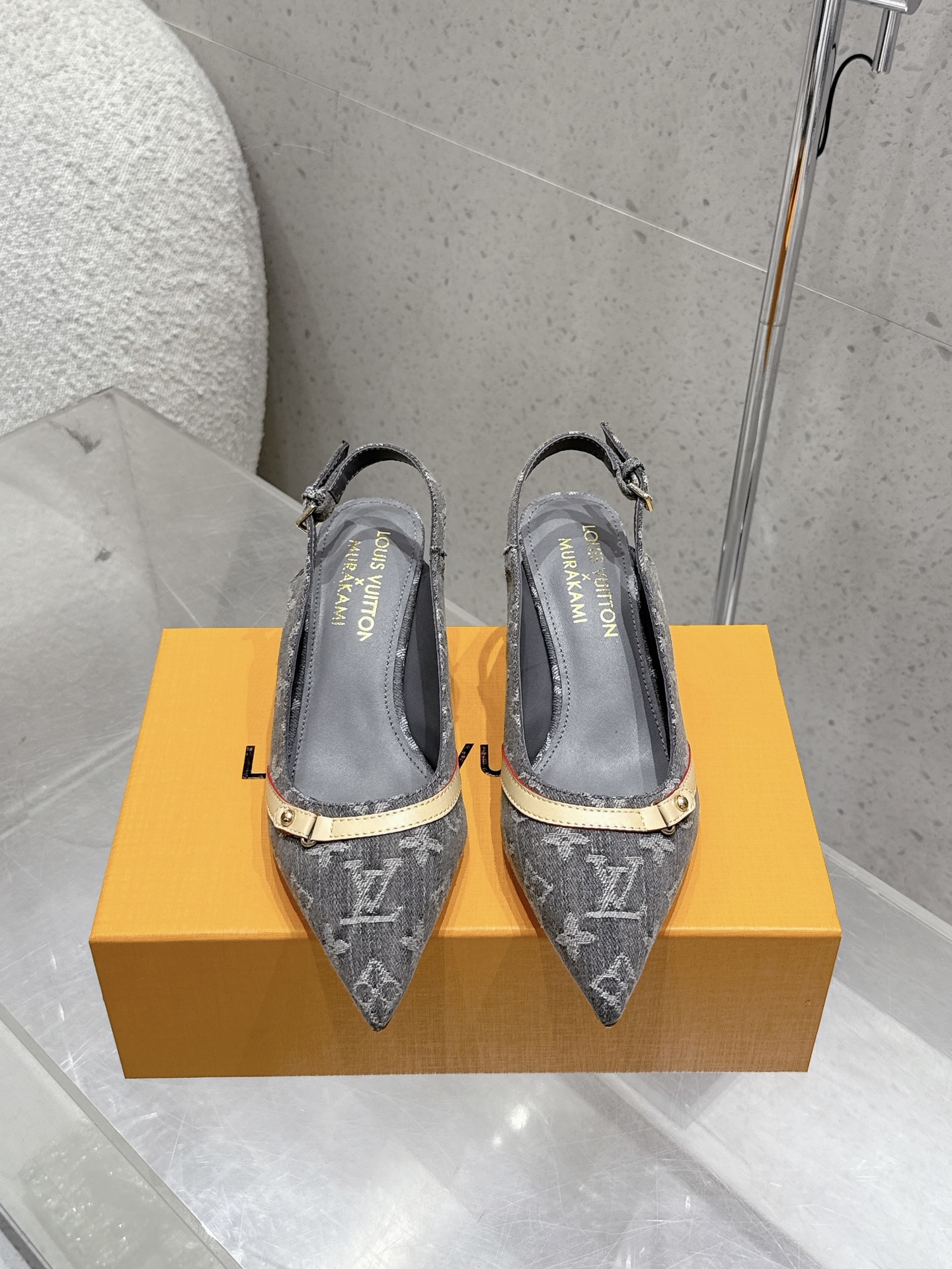 NO:414366,Cherry heel LV 25ss Spring and Summer New LOUIS VUITTON × Takashi Murakami Chapter 3 Cherry Series X TM 6AM Heel Sandals Sakura Series Pointed toe buckle cherry heels High heels Hawk-mouth small pointed toe paired with hollow leather small square buckles can adjust elasticity, hardware 'logo' is decorated with embellishment, and the details are particularly high-end!  The sharp styling effect visual feast is just right. It is comfortable, sexy and exquisite. It is easy to wear. It is tannin denim/3D printed cowhide. The inner footbed A-grade sheepskin soft and breathable. Sole imported from Italy. Heel height 5.5cm. Size 35-41 (40.41 custom made without return). High heels and sandals. Louis vuitton, louis vuitton, sandals, high heels, cowhide, sheepskin, Leather soles.19860909樱桃跟 LV 25ss春夏新款 LOUIS VUITTON × 村上隆第三篇章樱桃系列 X TM 6AM 露跟凉鞋 樱花系列 尖头搭扣樱桃跟高跟鞋 鹰嘴小尖头搭配镂空皮条小方扣可调节松紧, 五金 “logo”饰以点缀,细节质感特别的高级！犀利的造型效果视觉盛宴难以掩饰的优雅气质刚刚好 好穿舒适性感精致绝伦～ 鞋面丹宁牛仔布/3D打印牛皮 内里垫脚A级羊皮 柔软透气 鞋底意大利进口真皮大底 跟高5.5cm 码数35-41（40.41定做不退换）,高跟鞋凉鞋,louis vuitton,louis vuitton,sandals,high heels,cowhide,sheepskin,Leather soles,Women's Shoes