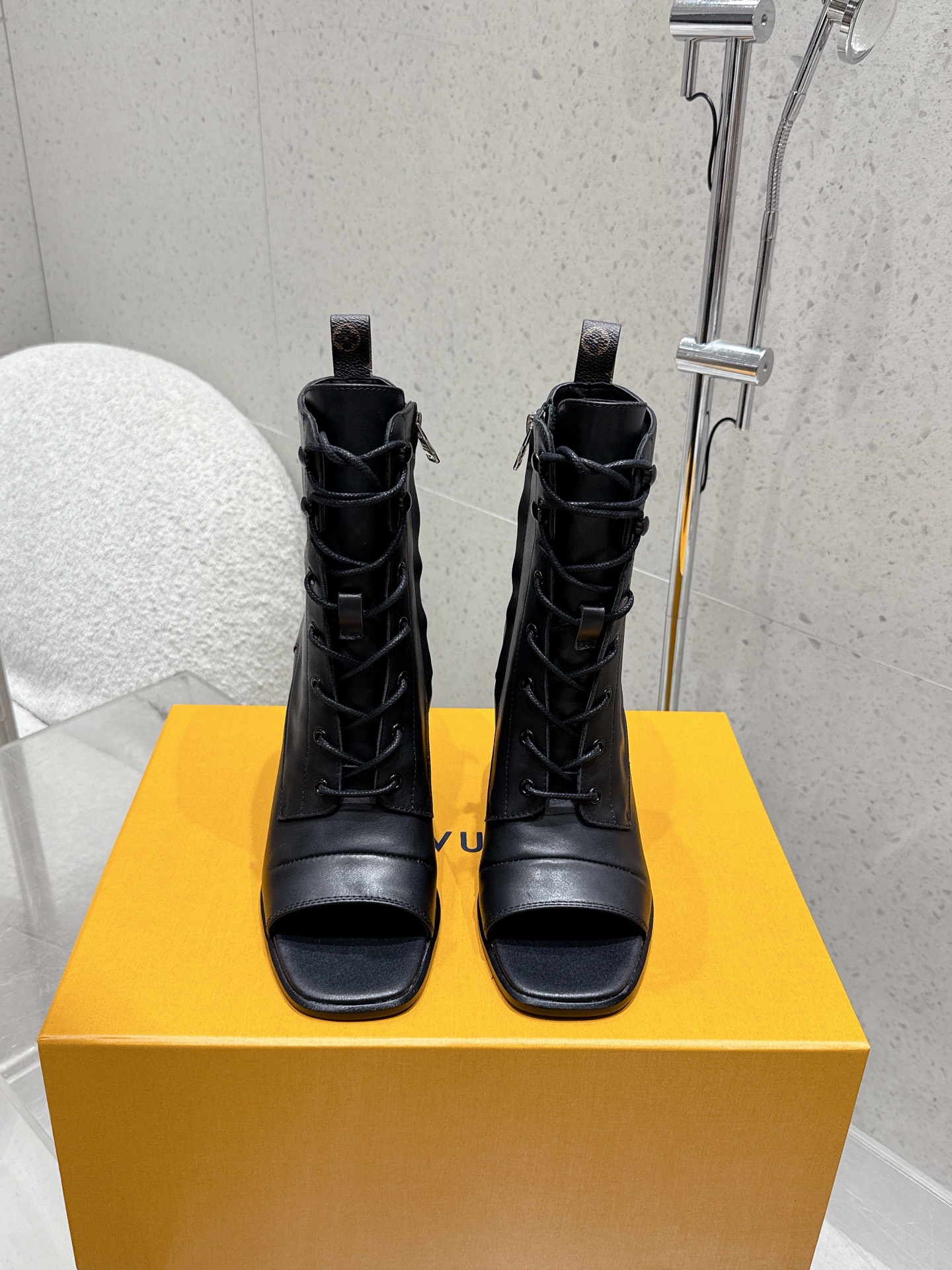 NO:414412,Fish-mouth boots 25ss early autumn new Louis vuitton Lv Romantique fish-mouth sandals lace-up high heel side zipper thick heel toe the toe is designed with an open toe, which can just show the toes, visually elongate the leg lines, making the feet look longer, and also add a bit of sexy and fashionable. The side of the shoe has a classic lace-up design, which not only increases the sense of layering and detail, but also adjusts the tightness according to personal preferences to achieve a more comfortable wearing experience and a unique styling effect. The thick heel design is more stable than the thin heel, and the wearer is more likely to maintain balance when walking, reducing the risk of falling. At the same time, the thick heel also gives a retro and atmospheric style. The upper side is equipped with a zipper, which is a practical design that is easy to put on and off, especially in daily rush, without spending too much time unzipping complex shoelaces.  Upper calfskin inner foot pad sheepskin sole Italian leather outsole heel height 8.5cm size 35-39 (40.41 custom made without return), boots, louis vuitton, louis vuitton, boots, cowhide, sheepskin, Leather soles19860909鱼嘴靴 25ss早秋新款 Louis vuitton Lv Romantique鱼嘴凉靴系带高跟侧拉链粗跟 鞋头采用露趾设计,这种设计能恰到好处地展示脚趾,在视觉上拉长腿部线条,显得脚部更加修长,同时也增添了几分性感与时尚感. 鞋身侧面有着经典的系带设计,不仅增加了的层次感和细节感,还可以根据个人喜好调整松紧度,以达到更舒适的穿着体验和独特的造型效果. 粗跟的设计相较于细跟更加稳定,穿着者在行走时更容易保持平衡,减少了摔倒的风险.同时,粗跟也赋予了一种复古且大气的风格. 鞋帮侧面设有拉链,这一实用的设计方便穿脱,尤其是在日常匆忙的情况下,无需花费过多时间去解开复杂的鞋带. 鞋面小牛皮 内里垫脚羊皮 鞋底意大利真皮大底 跟高8.5cm 码数35-39（40.41定做不退换）,靴子,louis vuitton,louis vuitton,boots,cowhide,sheepskin,Leather soles,Women's Shoes