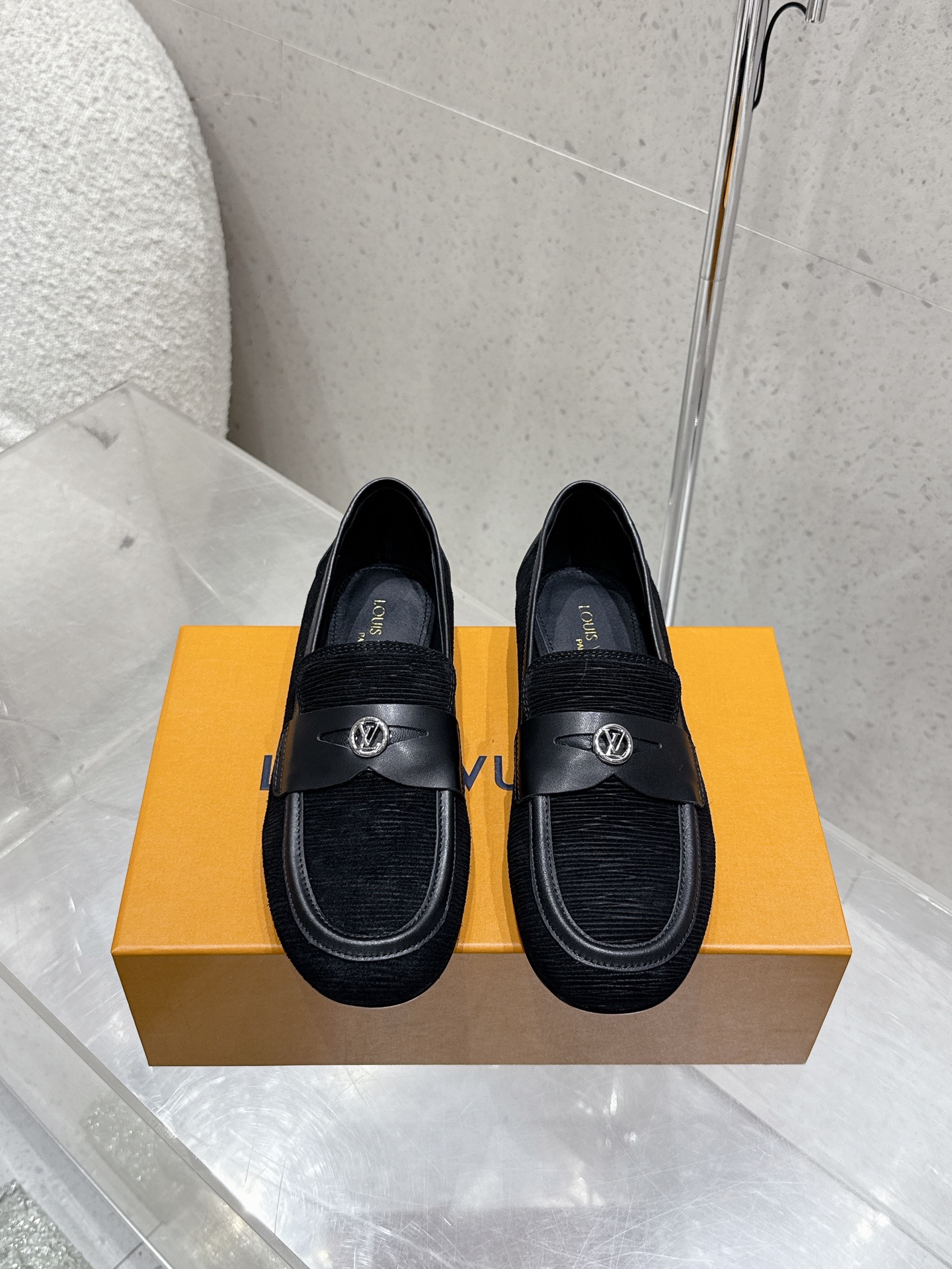 NO:414404,25Ss new Louis vuitton LV SOHO round buckle Mary Jane flat loafer shoes are made of Naprak leather, which features soft feel, wrinkled texture and smooth surface. LV round accessories signature and adjusted with square buckles, both matching the color of the upper. This style is light and comfortable. Custom suede upper, inner foot pad lambskin sole Italian leather outsole size 35-39 (40.41 custom made without return), loafers, louis vuitton, louis vuitton, prada, loafers, mary jane, sheepskin, Leather soles1986090925Ss新款Louis vuitton LV SOHO 圆标扣玛丽珍平底乐福鞋单鞋 采用纳普拉克皮革,这种皮革的特点是柔软的手感、褶皱的质地和光滑的表面.LV圆形配件签名,并用方形扣进行调整,两者都与鞋面的颜色相匹配.这款款式轻巧舒适 鞋面定制绒面 内里垫脚小羊皮 鞋底意大利真皮大底 码数35-39（40.41定做不退换）,乐福鞋,louis vuitton,louis vuitton,prada,loafers,mary jane,sheepskin,Leather soles,Women's Shoes