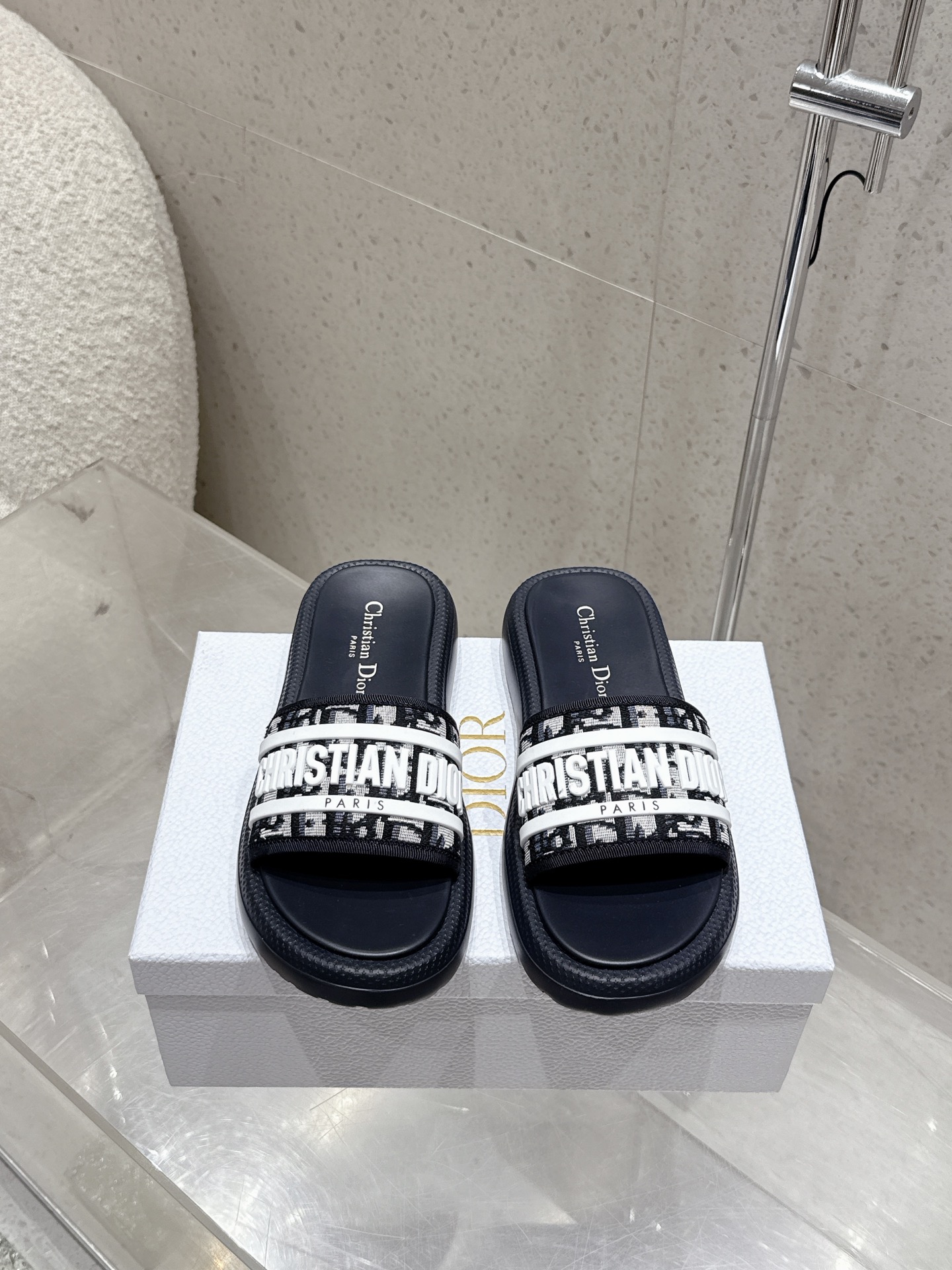 NO:414397,Dior 25ss new beach slippers, thick-soled sandals, material fabric sheepskin, custom embroidered fabric, lightweight foamed sole, Size35-42 (40 41 42 custom made, no return or exchange), slippers, dior, dior, slippers, sheepskin19860909Dior 迪奥25ss新款沙滩拖鞋 厚底凉拖 材料面料羊皮 定制刺绣布料 轻质发泡大底 Size35-42（40 41 42订做不退换）,拖鞋,dior,dior,slippers,sheepskin,Women's Shoes