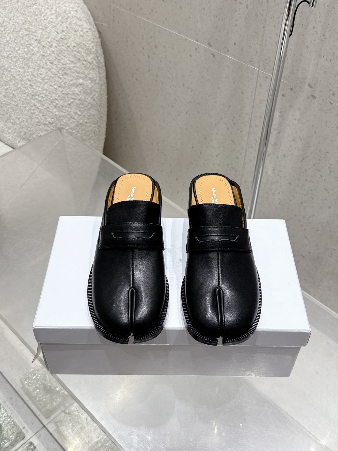 NO:422511,Maisom Margiela mm6 classic slippers split toe and half-draw This pair of popular items must be purchased with one pair. Items that cannot be missed. Exclusive original version purchased and developed. One that cannot be missed. Imported calfskin upper, open beads, cowhide, outsole original leather outsole. Size 35-40 (customized for 40), semi-draw, masion margiela, masion margiela, slippers, cowhide, Leather soles19860909Maisom Margiela mm6马吉拉经典拖鞋分趾半拖 这双热度超高的单品 必须人手一双入手了 不能错过的单品 炸裂了 独家原版购入开发 不能错过的一款 鞋面进口小牛皮 开边珠 牛皮内里 大底原版真皮大底 码数35-40（40定做）,半拖,masion margiela,masion margiela,slippers,cowhide,Leather soles,Women's Shoes