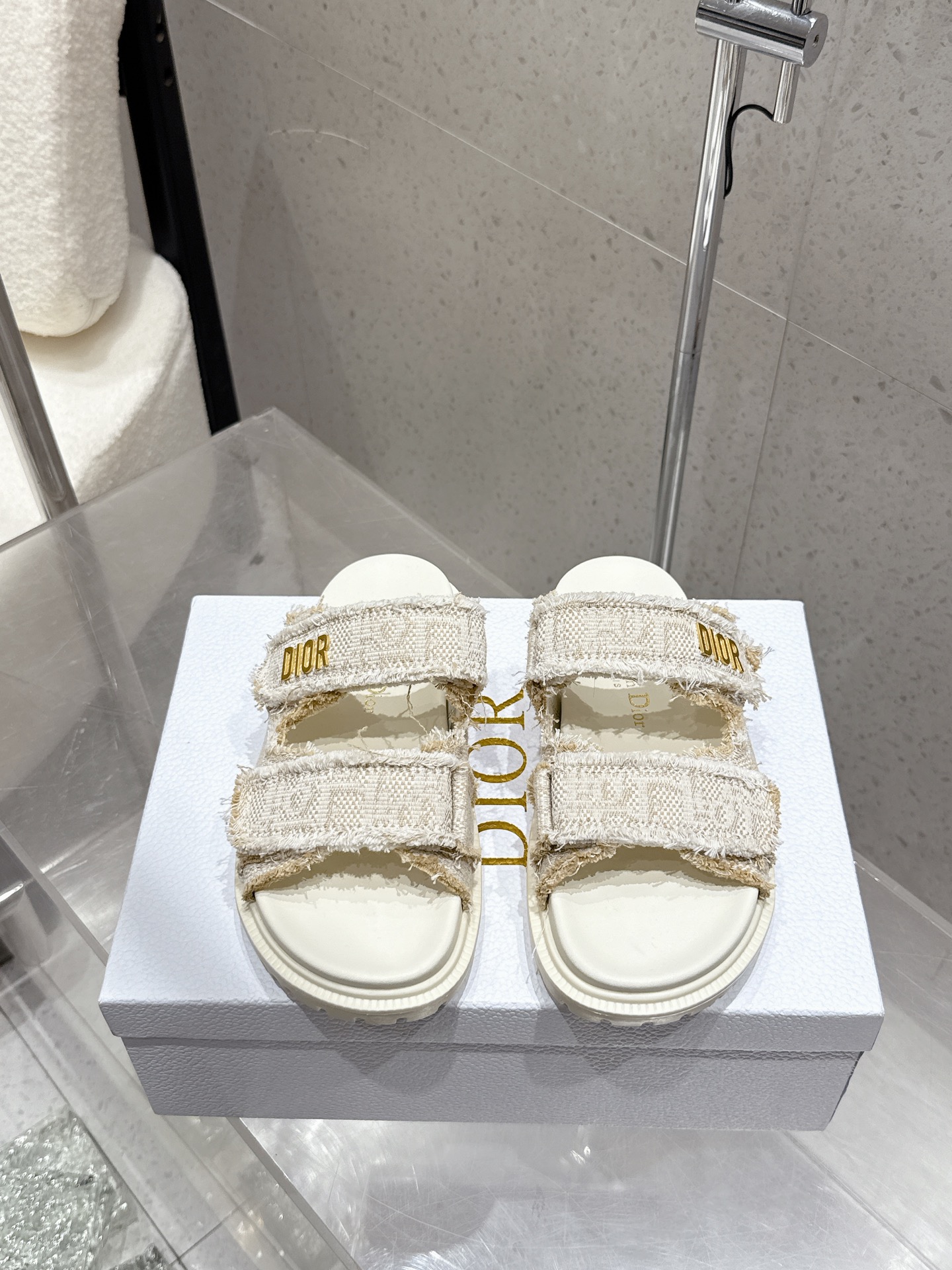NO:422498,Purchasing grade DIOR 25/ DiorAct Flat-soled open-toe strap sandals Beach slippers It is less likely to hit the surface than Xiaoxiang. This Velcro sandal can let you put aside these concerns!  It is not only beautiful, but also comfortable to wear, low-key and fashionable, full of beach style, simple exercise is also free of problems, and the foot cover is very good. Comfortable, light, cool and fashionable, satisfying all your summer imagination of sandals... Upper original mold embroidery fabric Inner: Sheepskin Outsole: Original abrasive outsole Thick sole 2.5cm Size Women 35-42 (40 41 42 customized), sandals, dior, dior, sandals, slippers, sheepskin19860909代购级 DIOR迪奥 25/ DiorAct 平底露趾 一字带凉鞋 沙滩拖鞋 比起小香,它更不容易撞款,这款魔术贴凉鞋,就可以让你放下这些顾虑！它不但好看,穿起来还贼舒适,低调又不失时尚感,满满的沙滩风,简单的运动也是没有问题的,包脚性非常的好.舒适、轻便、凉爽、时尚,满足你夏日对凉鞋的所有想象… 鞋面原版开模刺绣布料 内里: 羊皮 大底: 原版磨具大底 厚底2.5cm Size女35-42 (40 41 42定做),凉鞋,dior,dior,sandals,slippers,sheepskin,Women's Shoes