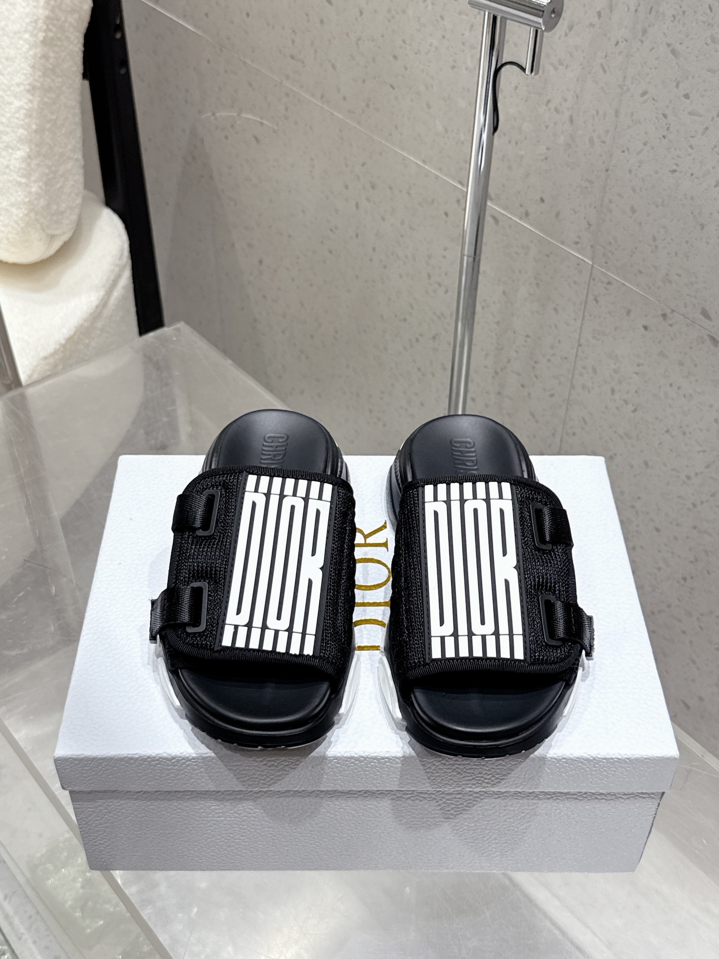 NO:422583,Dior 25ss summer new thick-soled Velcro slippers Beach slippers 1:1 original replica The highest version on the market Fashionable and high-end and atmospheric Home A must-have item for daily travel No picking occasions Multi-color optional Upper original molding material Imported embroidery fabric Outsole: Original lightweight foamed sole Size women's 35-42 (40 41 42 customized), slippers, dior, dior, slippers19860909Dior 迪奥 25ss夏季新款厚底魔术贴拖鞋 沙滩拖鞋 1:1原版复刻 市面最高版本 时髦高端大气 居家 日常出行必备单品 不挑场合 多色可选 鞋面原版开模胶料 进口刺绣布料 大底: 原版轻质发泡大底 Size女35-42 (40 41 42定做),拖鞋,dior,dior,slippers,Women's Shoes