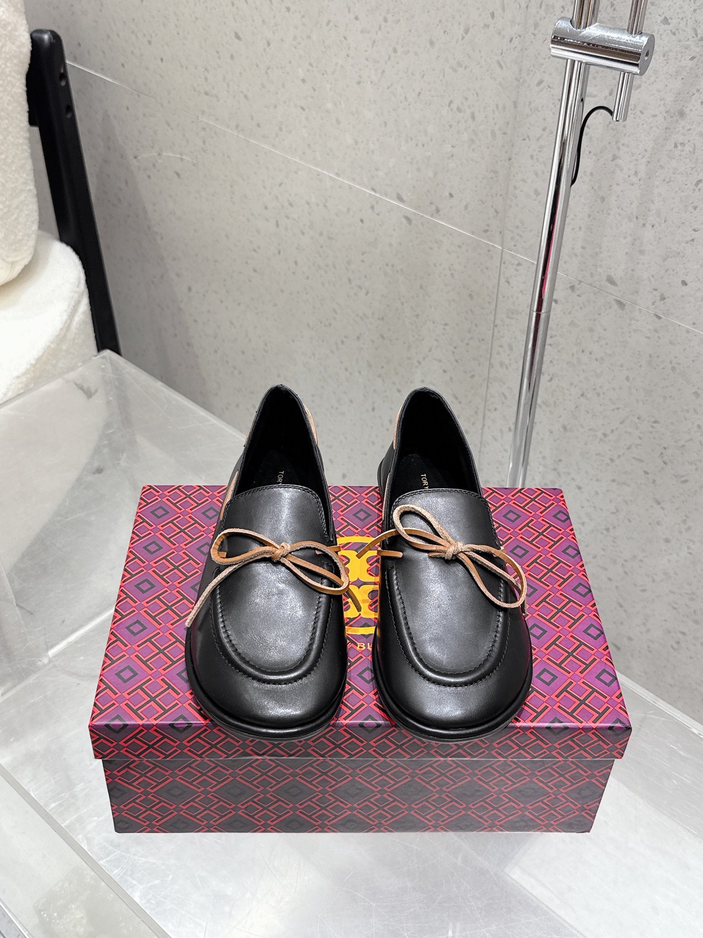 NO:422574,Tory Burch 25ss new style bow, one foot pedal, flat sole comfortable and versatile round-toed loafers, imported calfskin fabric, sheep lining, original wear-resistant rubber outsole, size 35-41 (40 41 custom made, non-return and exchange), loafers, burberry, loafers, cowhide, sheep19860909Tory Burch 25ss新款 蝴蝶结 一脚蹬 平底舒适百搭圆头乐福鞋 材料进口小牛皮面料 羊猄内里 大底原版耐磨橡胶大底 码数35-41（40 41定做不退换）,乐福鞋,burberry,loafers,cowhide,sheep,Women's Shoes