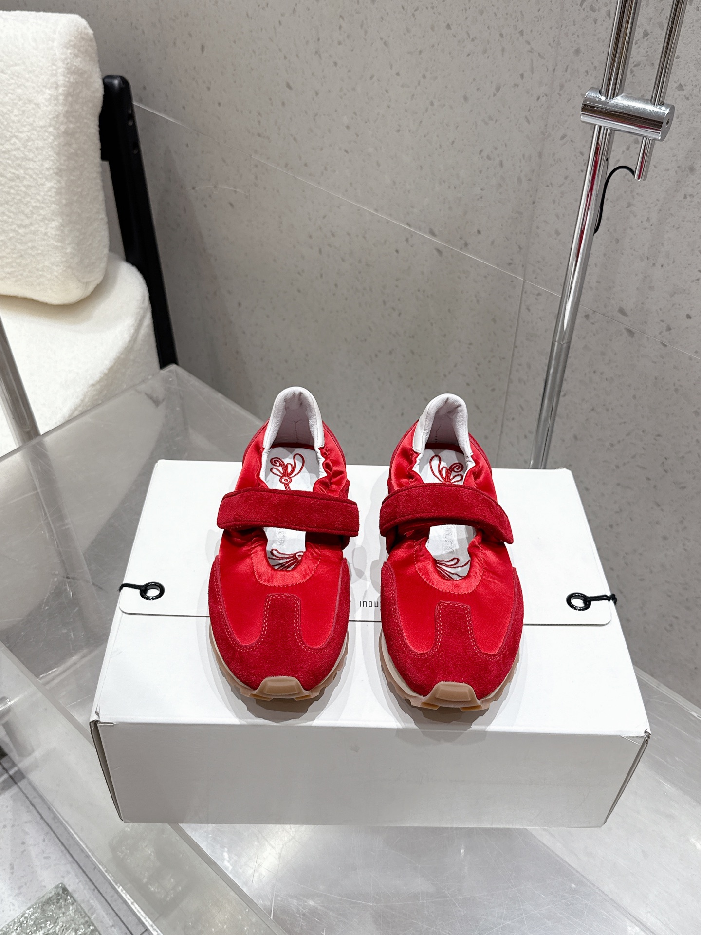 NO:422565,FOOT INDUSTRY trendy brand 25/Latest Retro Pearl Mary Jane Casual Sports Shoes Cleverly combine the comfort and beauty of retro jogging shoes with the girlish aesthetics of Mary Jane shoes. The upper is made of high-quality skin-friendly cowhide, which perfectly fits the foot with the curves, bringing a light and soft wearing experience. The edges of the upper are embellished with pearl decorations, and the shiny luster outlines the elegant lines, giving the shoe a timeless and exquisite beauty. The upper is original cowhide lining: original sheepskin, open-mould rubber sole, Size#35-40 (40 custom-made, non-return and exchange), Mary Jane, mary jane, sneakers, cowhide, sheepskin19860909FOOT INDUSTRY潮牌 25/最新 复古 珍珠玛丽珍 休闲 运动鞋 将复古慢跑鞋的舒适 性与玛丽珍鞋的少女美学巧妙结合. 选用高品质亲肤牛皮制作鞋面,细腻触感完美贴合足部 曲线,带来轻盈柔软的穿着体验.鞋面边缘点缀仿珍珠装饰,莹润光泽勾勒出优雅线条,赋予鞋款永恒而精致的美感. 鞋面原版牛皮 内里: 原版羊皮 大底开模橡胶大底 Size#35-40（40定制不退换),玛丽珍,mary jane,sneakers,cowhide,sheepskin,Women's Shoes