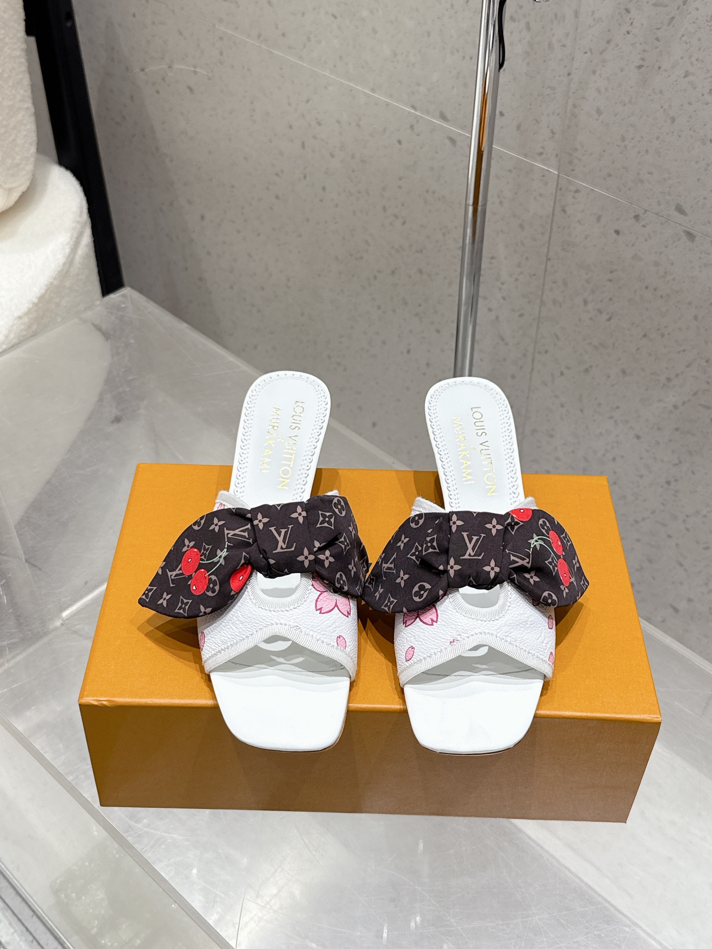 NO:422556,LV 25ss Spring and Summer New LOUIS VUITTON × Murakami Takashi Cherry Series X TM 6AM Heel Sandals Sakura Series Pointed toe buckle cherry heels bow slippers High heels Hawk-mouth small pointed toe paired with hollow leather small square buckles can be adjusted and elastic, hardware 'logo' is decorated with embellishment, and the details are particularly high-end!  The sharp styling effect visual feast is just right. It is comfortable, sexy and exquisite. Upper denim/3D printed cowhide/grass rope braided. Inner footsteps A-grade sheepskin soft and breathable. Sole imported from Italy. Heel height 5.5cm. Size 35-41 (40.41 custom made without return). High heels and slippers, louis vuitton, louis vuitton, sandals, high heels, slippers, cowhide, sheepskin, Leather soles19860909LV 25ss春夏新款 LOUIS VUITTON × 村上隆樱桃系列 X TM 6AM 露跟凉鞋 樱花系列 尖头搭扣樱桃跟蝴蝶结拖鞋高跟鞋 鹰嘴小尖头搭配镂空皮条小方扣可调节松紧, 五金 “logo”饰以点缀,细节质感特别的高级！犀利的造型效果视觉盛宴难以掩饰的优雅气质刚刚好 好穿舒适性感精致绝伦～ 鞋面丹宁牛仔布/3D打印牛皮/草绳编织 内里垫脚A级羊皮 柔软透气 鞋底意大利进口真皮大底 跟高5.5cm 码数35-41（40.41定做不退换）,高跟鞋拖鞋,louis vuitton,louis vuitton,sandals,high heels,slippers,cowhide,sheepskin,Leather soles,Women's Shoes