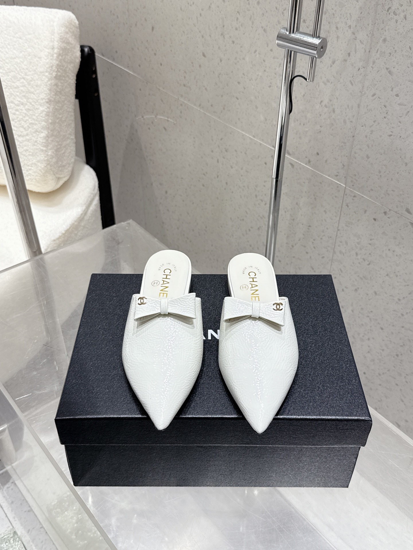 NO:814627,Slippers Single Shoes Chanel Chanel Xiaoxiang C Home Bow Pointed Toe Flat Shoes Baotou Slippers @25 Wrinkled cow patent leather uppers Breathable sheepskin lining Imported genuine leather outsole Size 35-41 4041 Customized non-returnable, semi-slippers, chanel, chanel, chanel, slippers, sheepskin, Leather soles19860909拖鞋 单鞋 Chanel 香奈儿小香C家 蝴蝶结尖头平底单鞋 包头拖鞋 @25 鞋面皱纹牛漆皮 内里透气羊皮 鞋底进口真皮大底 码数35-41 4041定制不退换,半拖单鞋,chanel,chanel,chanel,slippers,sheepskin,Leather soles,Women's Shoes