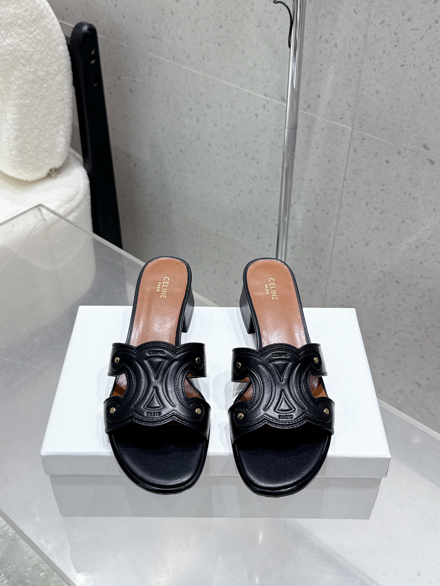 NO:869263,Leather surface CELINE Celine's new slippers Arc de Triomphe British style flat bottom micro-label slippers Simple and fashionable, timeless and timeless, they are a classic that will never fade away in the fashion circle. The retro British style allows you to wear a different temperament 68 Fabric cowhide Leather lining original genuine leather sole Size35-40 (40 41 custom-made and non-refundable), slippers, celine, slippers, cowhide19860909皮面 CELINE 塞琳 新款拖鞋 凯旋门英伦风平底微标拖鞋 简约大气时髦 耐看不过时 是时尚圈永不退潮的经典所在,复古的英伦风格,让你穿出不一样的气质68 面料牛皮 牛皮内里原版真皮鞋底 Size35-40（40 41订做不退换）,拖鞋,celine,slippers,cowhide,Women's Shoes