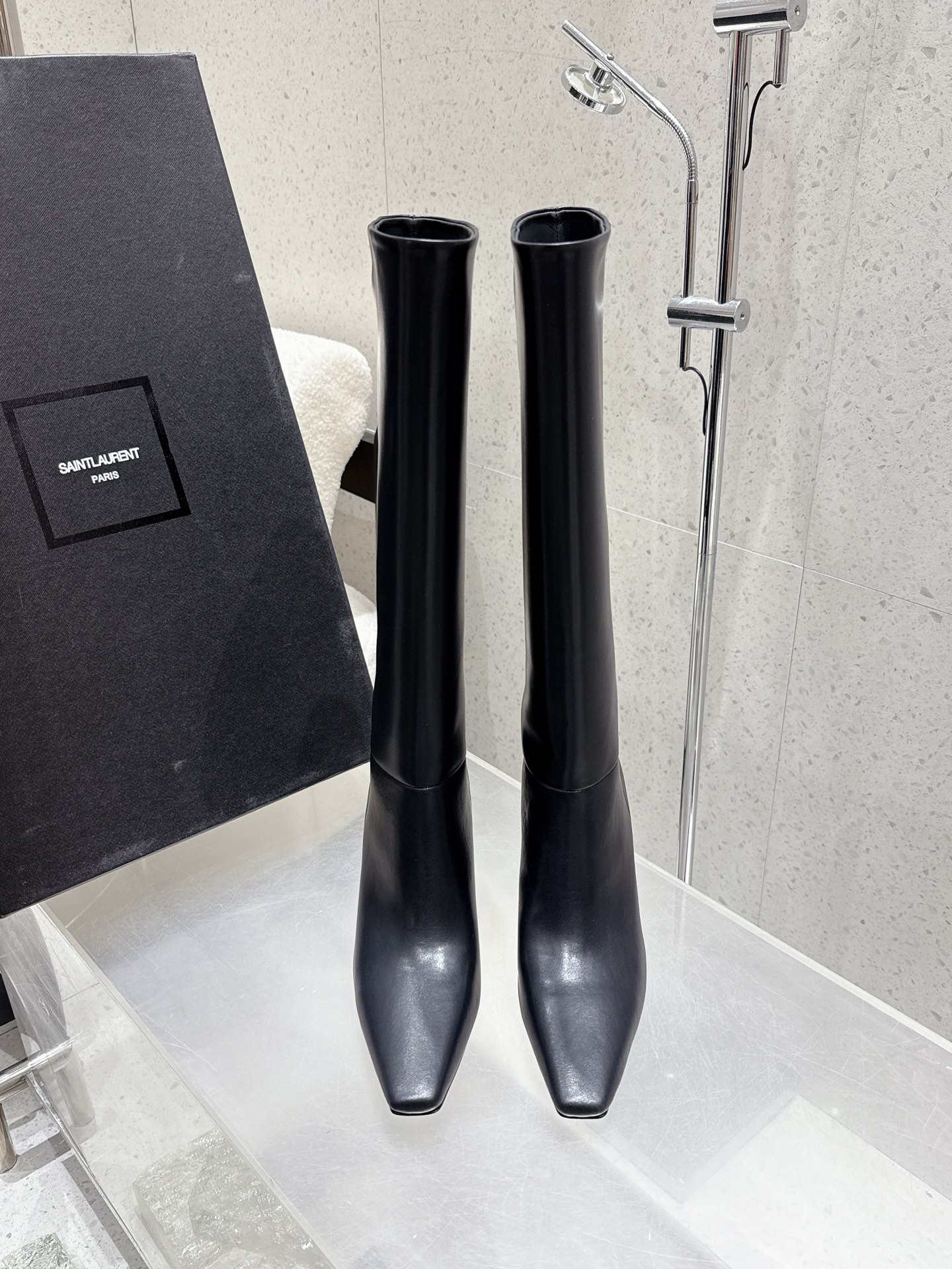 NO:437072,Saint Laurent YSL 2025 autumn and winter new high-heeled boots, but knee-length boots. The whole shoe is very simple and elegant. The small round toe is more exquisite and fashionable. You can see that the side of our boots is designed according to the curve of the human leg shape. The feet are very delicate and beautiful, and they are not picky about people. The legs are elongated. It is suitable for various occasions. A must-have item for autumn and winter outfits!  - MATERIAL material - Imported oil wax leather with upper, cowhide leather, lining cowhide, sole, Italian leather outsole, Size35-40 (40 custom made, no return or exchange), boots, saint laurent, saint laurent, saint laurent, saint laurent, saint laurent, boots, cowhide, Leather soles19860909Saint Laurent YSL圣罗兰2025秋冬新款高跟靴 不过膝长靴 整个鞋非常的简约大气～小圆头更加的精致时髦可以看到我们靴子侧面是按照人体腿型设计出来的弧度～上脚非常秀气好看不挑人～拉长腿型～适合各种场合搭配～秋冬穿搭必备单品！ - MATERIAL材质 - 鞋面进口油蜡皮 牛漆皮 里衬牛皮 鞋底意大利真皮大底 Size35-40（40订做不退换）,靴子,saint laurent,saint laurent,saint laurent,boots,cowhide,Leather soles,Women's Shoes