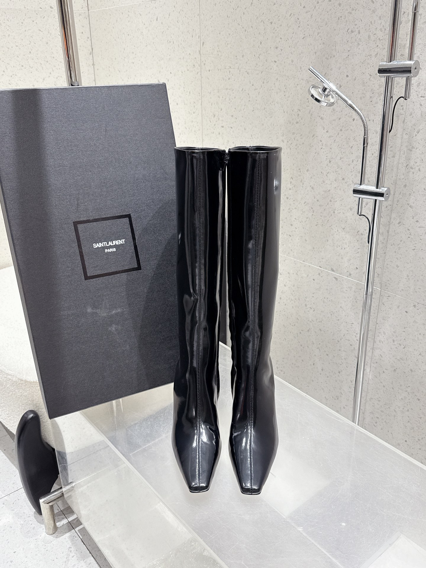 NO:441683,Top quality Saint Laurent YSL 2025 autumn and winter new high-heeled boots, but knee-length boots. The whole shoe is very simple and elegant. The small round toe is more exquisite and fashionable. You can see that the side of our boots is designed according to the curve of the human leg shape. The feet are very delicate and beautiful, and they are not picky about people. The legs are elongated. Suitable for various occasions. A must-have item for autumn and winter outfits!  - MATERIAL material - Imported oil wax leather with upper, cowhide patent leather, lining cowhide, sole, Italian leather outsole, heel height 7cm Size35-40 (40 custom made, no return or exchange), boots, saint laurent, saint laurent, saint laurent, saint laurent, saint laurent, boots, cowhide, Leather soles19860909顶级品质 Saint Laurent YSL圣罗兰2025秋冬新款高跟靴 不过膝长靴 整个鞋非常的简约大气～小圆头更加的精致时髦可以看到我们靴子侧面是按照人体腿型设计出来的弧度～上脚非常秀气好看不挑人～拉长腿型～适合各种场合搭配～秋冬穿搭必备单品！ - MATERIAL材质 - 鞋面进口油蜡皮 牛漆皮 里衬牛皮 鞋底意大利真皮大底 跟高7cm Size35-40（40订做不退换）,靴子,saint laurent,saint laurent,saint laurent,boots,cowhide,Leather soles,Women's Shoes