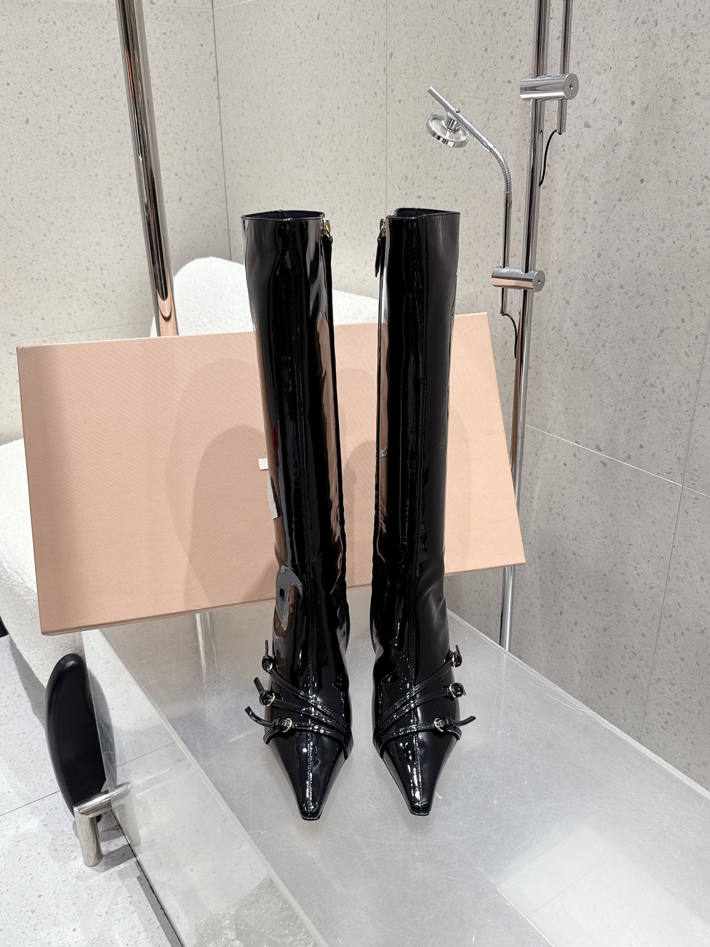 NO:441698,MIUMIU 25ss autumn and winter new thin heel small square toe side zipper high heel boots. The upper is made of original mixed-bred sheepskin patent leather inner sheepskin sole imported from Italy genuine leather outsole 4.5cm 10cm size 35-40 (40 custom made non-return and exchange), boots, miumiu, boots, sheepskin, Leather soles19860909MIUMIU 缪缪 25ss秋冬新款细跟小方头侧拉链高跟长靴 鞋面采用原版混种羊皮牛漆皮 内里羊皮 鞋底意大利进口真皮大底 跟高4.5cm 10cm 码数35-40（40 定做不退换）,靴子,miumiu,boots,sheepskin,Leather soles,Women's Shoes