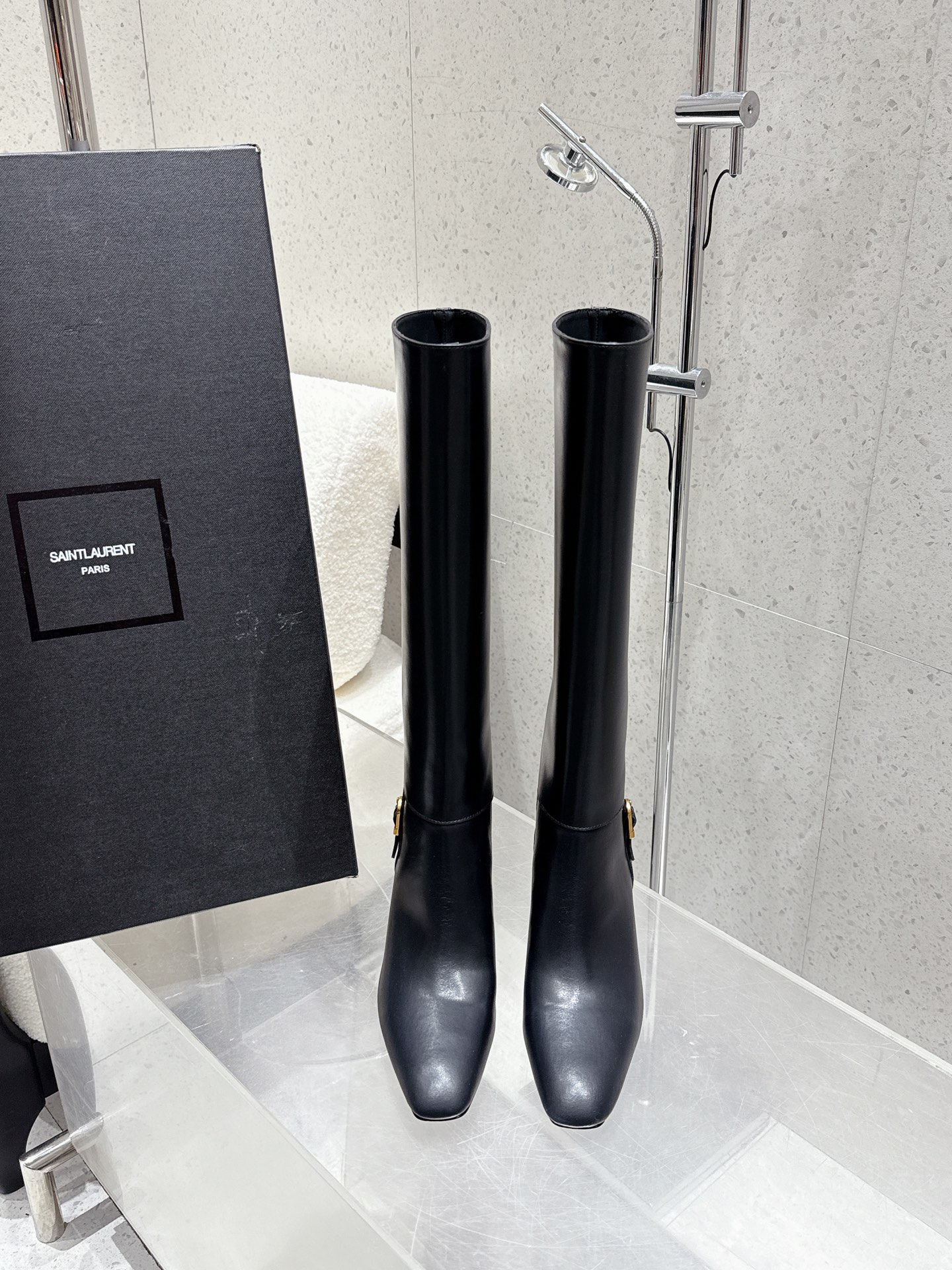 NO:443407,Saint Laurent fw25 new arrival~ YSL Saint Laurent 2025 autumn and winter new high-heeled boots, but knee long boots. The whole shoe is very simple and elegant. The small round toe is more exquisite and fashionable. You can see that the side of our boots is designed according to the curve of the human leg shape. The feet are very delicate and beautiful, and they are not picky about people. The legs are elongated. It is suitable for various occasions. A must-have item for autumn and winter outfits!  - MATERIAL material - Imported oil wax leather with upper, cowhide leather, lining cowhide, sole, Italian leather outsole, Size35-40 (40 custom made, no return or exchange), boots, saint laurent, saint laurent, saint laurent, saint laurent, saint laurent, boots, cowhide, Leather soles19860909Saint Laurent fw25 new arrival～ YSL圣罗兰2025秋冬新款高跟靴 不过膝长靴 整个鞋非常的简约大气～小圆头更加的精致时髦可以看到我们靴子侧面是按照人体腿型设计出来的弧度～上脚非常秀气好看不挑人～拉长腿型～适合各种场合搭配～秋冬穿搭必备单品！ - MATERIAL材质 - 鞋面进口油蜡皮 牛漆皮 里衬牛皮 鞋底意大利真皮大底 Size35-40（40订做不退换）,靴子,saint laurent,saint laurent,saint laurent,boots,cowhide,Leather soles,Women's Shoes