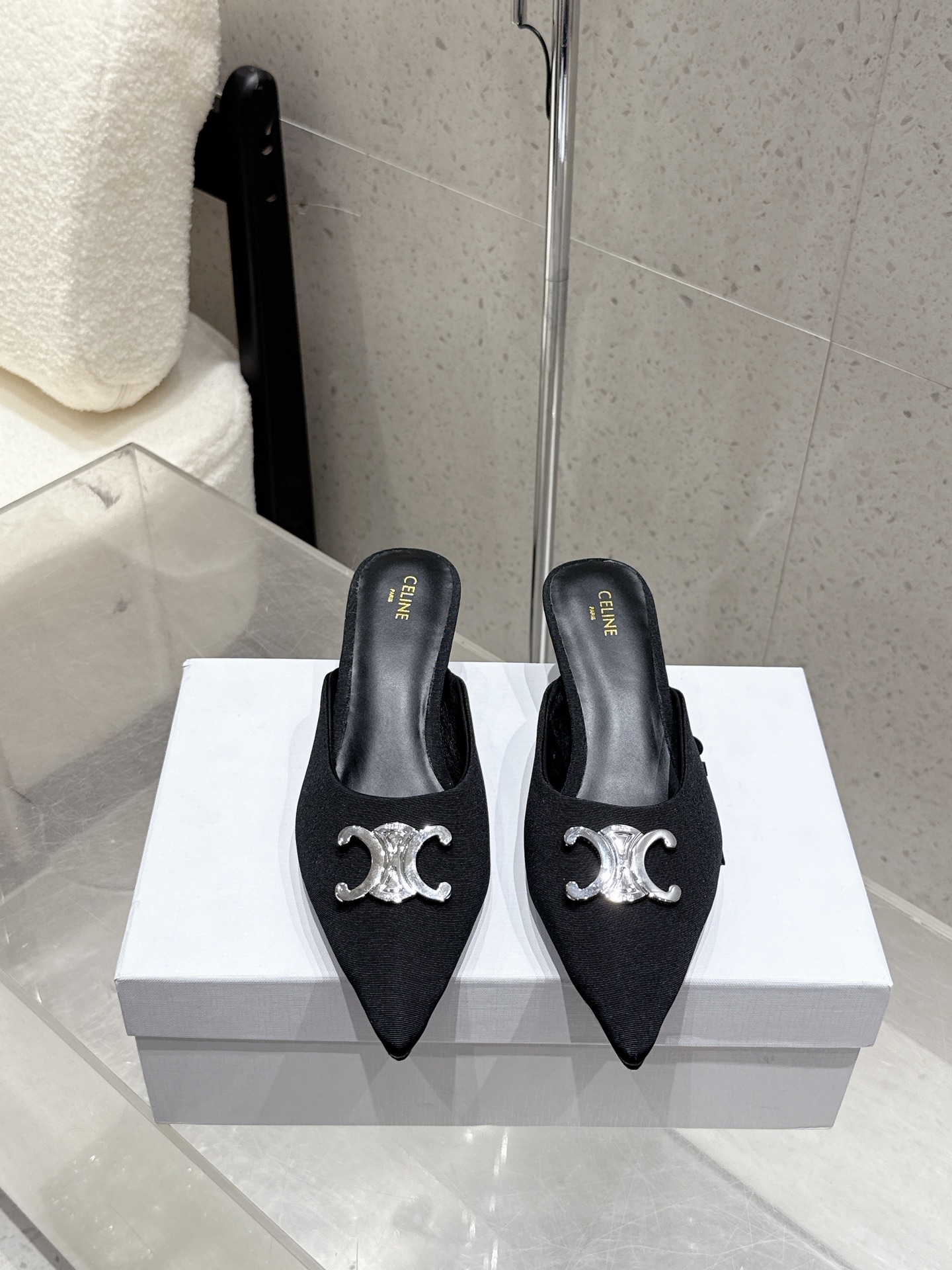 NO:443399,CELINE 25 new color new Arc de Triomphe cat heel pointed half slippers, super thin legs look white, whether worn alone or with wide-leg pants, high street and retro, let's make CELIN girls, imported upper, patent leather, denim fabric, inner lining, sheepskin, outsole original leather soles Size#35-39 (40 custom made, no return or exchange), semi-drag, celine, celine, slippers, sheepskin, Leather soles19860909CELINE思琳赛琳25新色新款凯旋门猫跟尖头半拖鞋 超显腿细显白,无论是单穿还是搭配阔腿裤,高街又复古 一起来做CELIN女孩 鞋面进口牛漆皮 牛仔布面料 内里羊皮内里 大底原版真皮大底 Size#35-39（40订做不退换）,半拖,celine,celine,slippers,sheepskin,Leather soles,Women's Shoes