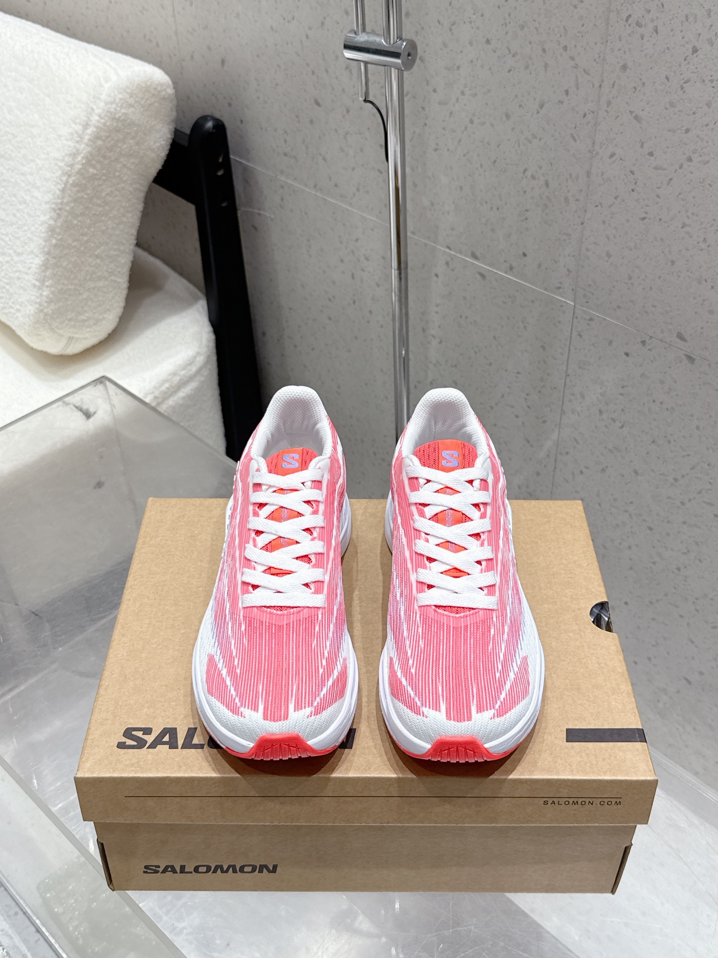 NO:443391,Top version MM6 x SALOMON - 2025 spring and summer series shoes jointly developed by Spectur Maison Margiela and SALOMON, based on the road running shoes Spectur 2, the upper is made of beef reverse velvet leather with the same color pressing glue and cut sheet. The side of the shoe has the brand logo of both parties, and the materials cover polyester fiber, polyurethane, rubber, etc.; it is equipped with full-length carbon fiber board Energy Blade and Energy Foam cushioning system, the rear palm is thickened and widened, and has both propulsion, cushioning rebound and stability. Size women 35-40 men 40-45 (women 40 men 45 custom-made non-return and exchange), dad shoes, masion margiela19860909顶级版本 MM6 x SALOMON - Spectur Maison Margiela与SALOMON合作的2025春夏系列鞋款,以公路跑鞋Spectur 2为基础,鞋面采用牛反绒皮材质搭配同色系压胶与裁片,鞋侧有双方品牌标识,材质涵盖聚酯纤维、聚氨酯、橡胶等； 它搭载全长碳纤维板Energy Blade与Energy Foam缓震系统,后掌加厚加宽,兼具推进力、缓震回弹与稳定性. Size女35-40 男40-45（女款40 男款45定做不退换）,老爹鞋,masion margiela,Women's Shoes