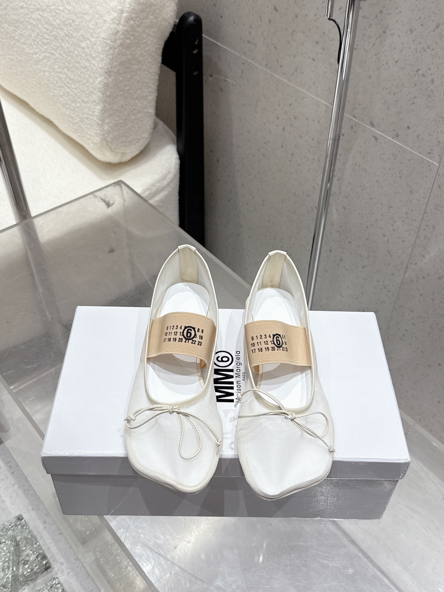 NO:443383,MM6 Magila mesh ballet shoes bow single shoe upper material: imported mesh + elastic band imported cowhide sole leather sole Size35～39 (40 customized), ballet shoes, masion margiela,masion margiela,cowhide,Leather soles19860909MM6 马吉拉网纱芭蕾舞鞋蝴蝶结单鞋 鞋面材质:进口网纱+松紧带 垫脚进口牛皮 鞋底真皮大底 Size35～39（40定做）,芭蕾舞鞋,masion margiela,masion margiela,cowhide,Leather soles,Women's Shoes