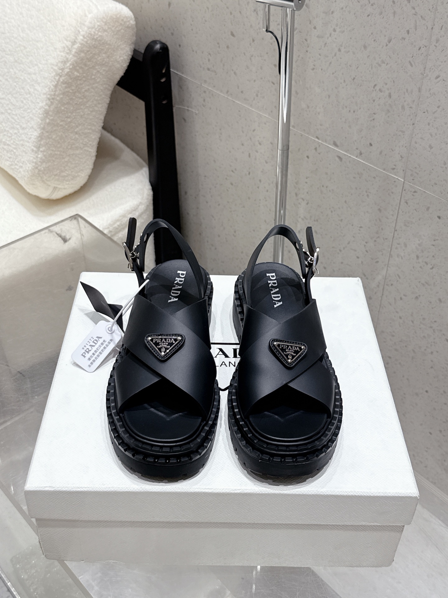 NO:443375,The top version of Prada Prada 2025 latest spring and summer thick-soled cross sandals TPU filling sole makes the whole pair of shoes light and comfortable. Genuine leather edges and bright colors satisfy a variety of choices for fashionable people in different styles!  Iconic metal triangle mark, imported fabric, inner sheepskin, original sole, size 35-39 (40.41 customization, no return or replacement), sandals, prada, prada, sandals, cowhide, sheepskin19860909顶级版 prada普拉达2025最新春夏款厚底交叉凉鞋TPU灌注大底让整双鞋轻便舒适 真皮沿边 鲜艳色彩 满足不同风格时髦人士的多种选择！标志性金属三角标 面料进口牛皮 内里羊皮 鞋底原版鞋底 码数35-39（40.41定制不退不换）,凉鞋,prada,prada,sandals,cowhide,sheepskin,Women's Shoes