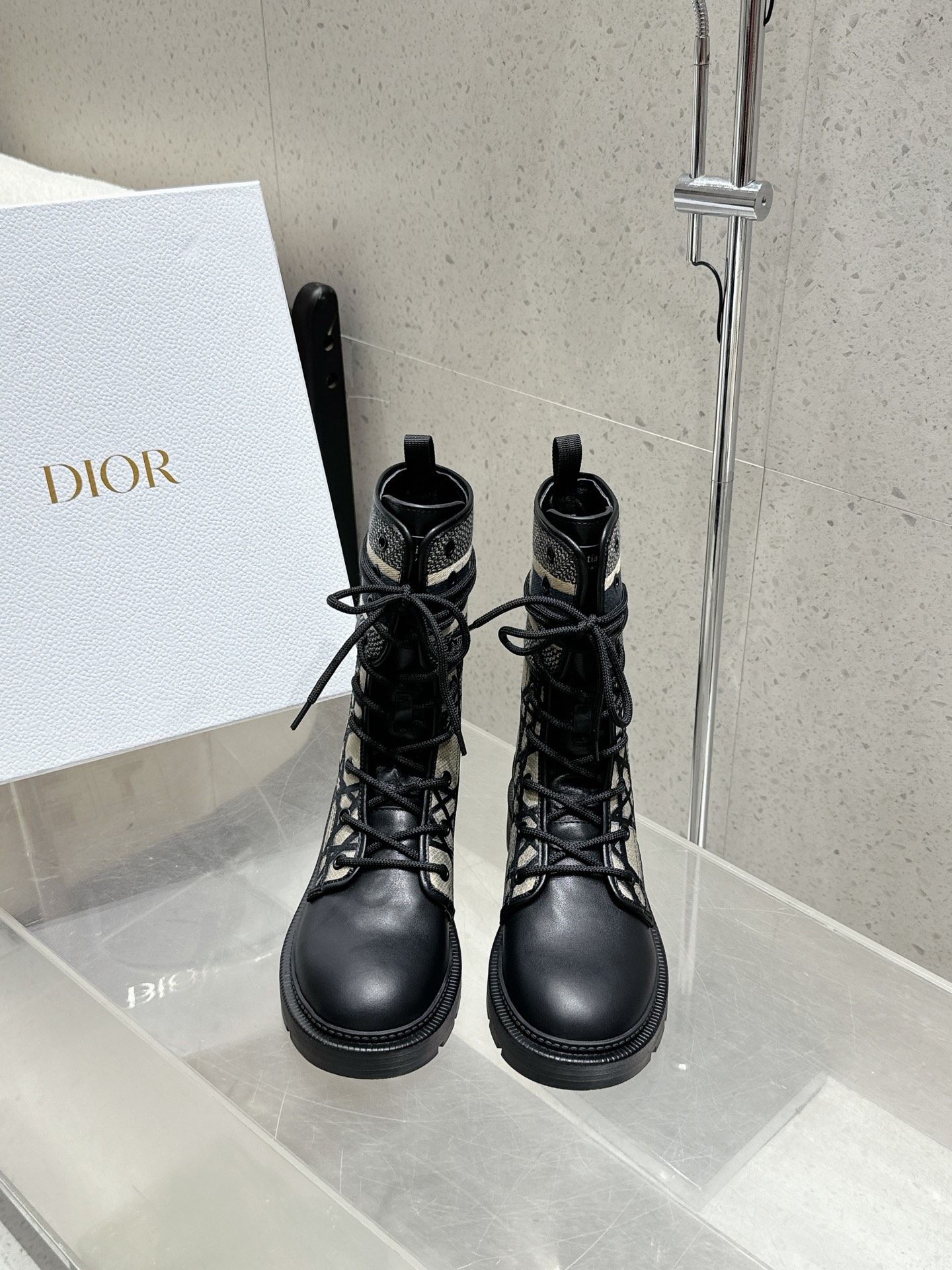 NO:443367,Dior new Martin boots in autumn and winter, mid-tube boots, Chelsea boots, 1:1 original replica, the highest version on the market, the upper is made of calfskin, the latest imported technology, the electric embroidered cotton cloth, the last is versatile and slim, the shape is three-dimensional and full, fashionable and high-end and atmospheric, home, must-have items for daily travel, no picking occasions, multi-color optional, imported cowhide, imported embroidered cotton cloth, outsole: original wear-resistant sole, Size women's 35-41 (40 41 custom made), boots, dior, dior, boots, cowhide19860909Dior 迪奥 秋冬新款马丁靴 中筒靴 切尔西短靴 1:1原版复刻 市面最高版本 鞋面采用小牛皮 拼接最新进口科技电绣棉布面 楦型百搭显瘦 造型立体饱满 时髦高端大气 居家 日常出行必备单品 不挑场合 多色可选 鞋面进口牛皮 进口刺绣棉布料 大底: 原版耐磨大底 Size女35-41 (40 41 定做),靴子,dior,dior,boots,cowhide,Women's Shoes