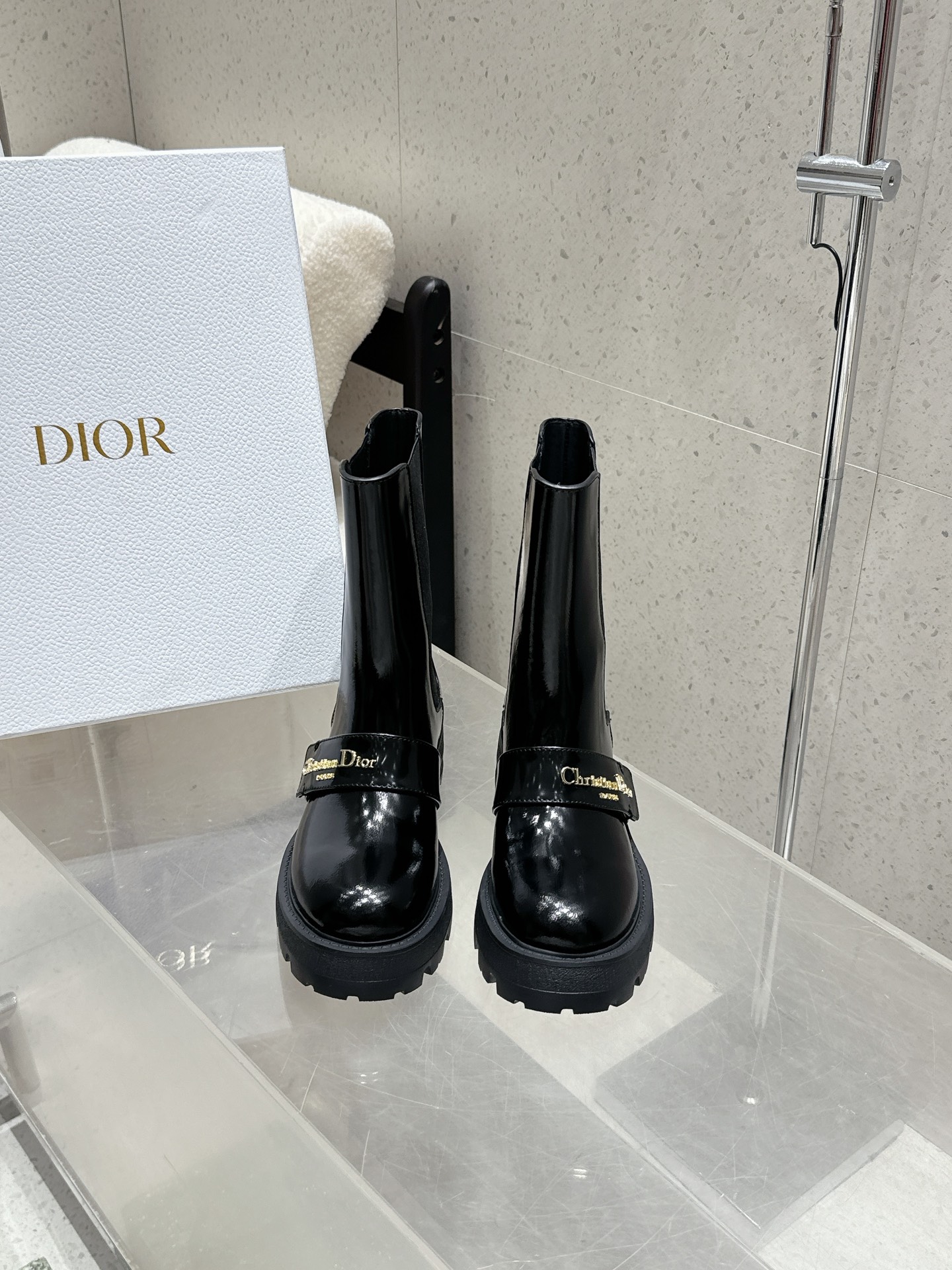NO:443426,Dior new Martin boots in autumn and winter, mid-tube boots, Chelsea boots, 1:1 original replica, the highest version on the market, the upper is made of calfskin, the latest imported technology, the electric embroidered cotton cloth, the last is versatile and slim, the shape is three-dimensional and full, fashionable and high-end and atmospheric, home, must-have items for daily travel, no picking occasions, multi-color optional, imported cowhide, imported embroidered cotton cloth, outsole: original wear-resistant sole, Size women's 35-41 (40 41 custom made), boots, dior, dior, boots, cowhide19860909Dior 迪奥 秋冬新款马丁靴 中筒靴 切尔西短靴 1:1原版复刻 市面最高版本 鞋面采用小牛皮 拼接最新进口科技电绣棉布面 楦型百搭显瘦 造型立体饱满 时髦高端大气 居家 日常出行必备单品 不挑场合 多色可选 鞋面进口牛皮 进口刺绣棉布料 大底: 原版耐磨大底 Size女35-41 (40 41 定做),靴子,dior,dior,boots,cowhide,Women's Shoes