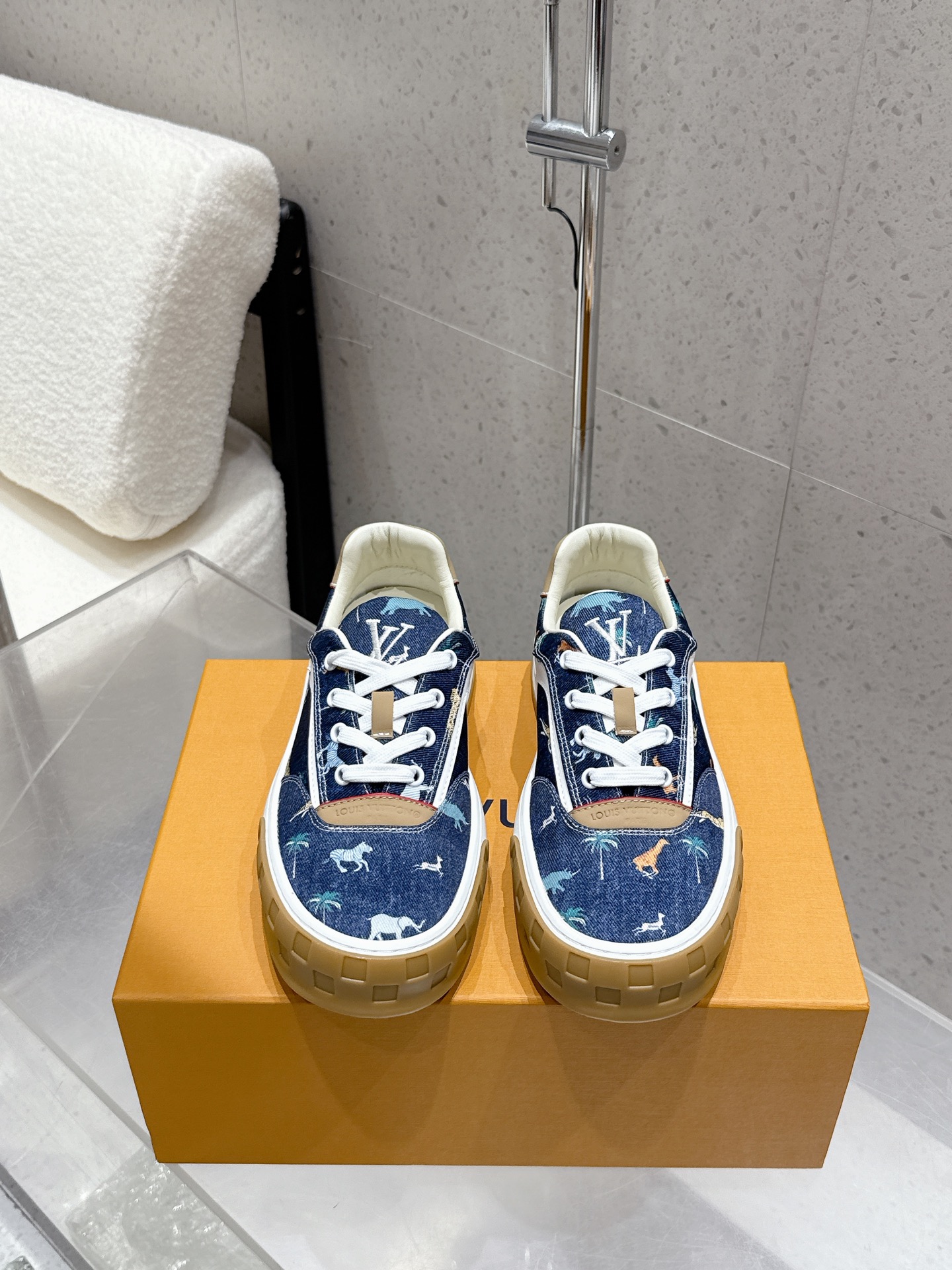 NO:447124,Top version 25Ss early autumn catwalk new Louis vuiteeon LV Tilted series thick-soled casual sneakers 26 spring and summer men's catwalk Tilted sneakers shine with classic chessboard texture sole tongue LV oblique irregular logo upper top layer cow back velvet inner sheepskin sole original open mold TPU two-color outsole sole thick 4CM size men's model 39-44 (45 customized), casual shoes/sports shoes, louis vuitton, louis vuitton, sneakers, sheepskin19860909顶级版 25Ss早秋走秀新款Louis vuiteeon LV Tilted系列 厚底休闲运动鞋 26春夏男士走秀款Tilted 运动鞋 大放异彩 采用经典棋盘格纹理鞋底 鞋舌LV 斜倒不规则logo 鞋面头层牛反绒 内里羊皮 鞋底原版开模TPU双色大底 底厚4CM 码数男款39-44（45定做）,休闲鞋/运动鞋,louis vuitton,louis vuitton,sneakers,sheepskin,Women's Shoes