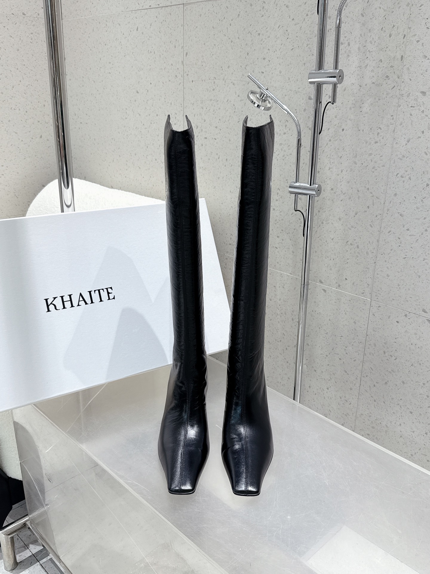 NO:447115,Top quality Khaite 25SS new square-toe boots simple and versatile!  Khaite boots are the best pair of boots I bought this year. I can’t help but wear them with a slimness that can’t be pulled out of this kind of beautiful boot. The folds of the ankle look become more fashionable. The fashionable heels are highly friendly. Walking thousands of steps is not a pressure. It can be matched with skirts, trousers, suits and shirts. There are so many praises. Just buy them with closed eyes and you can wear them for ten thousand years. Upper cowhide/suede, inner sheepskin, outsole, genuine leather soles. SIZE35-40 (40 custom-made, non-return and exchange), boots, boots, skirts, shirts, cowhide, sheepskin, chamois leather, Leather soles19860909顶级品质 Khaite 25SS 新款方头长靴 简约百搭款！ Khaite靴是我今年买的最好的一双靴子,穿上立马可见的瘦,对这种脚型好看的靴子无法自拔~脚踝的褶皱越看越时髦,时髦小跟,高度友好,行走万步不是压力,搭配裙裤西 装衬衫万物皆可搭.表扬不完了,闭眼买就对了,可以穿一万年. 鞋面牛皮/麂皮 内里羊皮 大底真皮大底 SIZE35-40（40定制不退换）,靴子,boots,skirts,shirts,cowhide,sheepskin,chamois leather,Leather soles,Women's Shoes