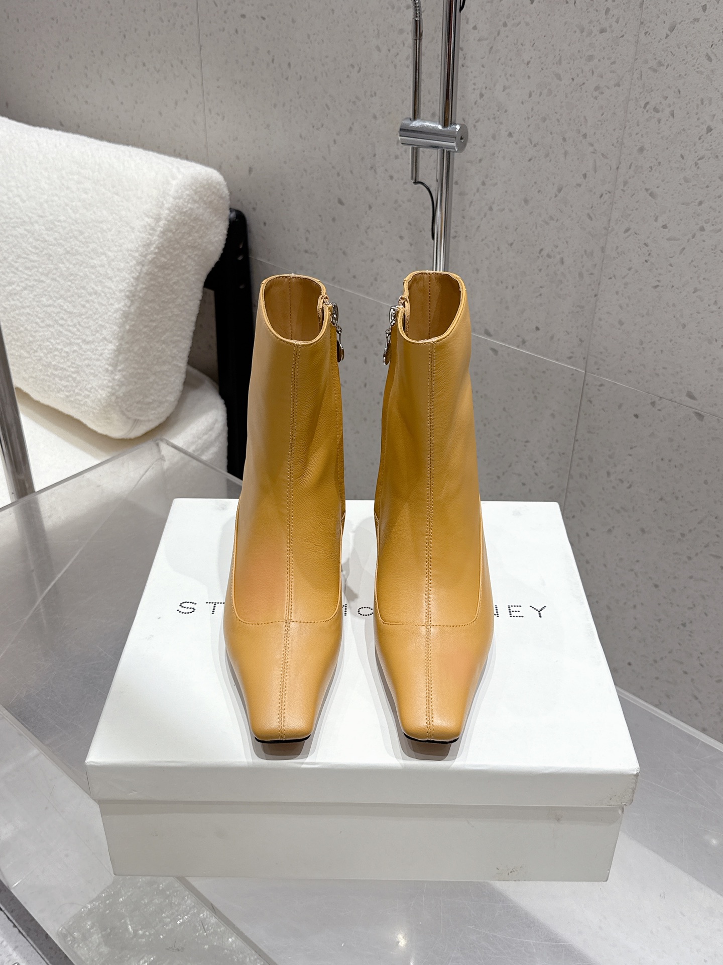 NO:447108,Stella McCartney new 25SS minimalist leather short boots Minimalist fried chicken soft comfortable short heels are a must-have for fashionable style. There is no complicated decoration and excellent vintage sense. It is pure and minimalist and neat and poetic. It is versatile and not easy to match. The square head design is super age-reducing. Secondly, on the basis of inheriting elegance, it is also more young and fashionable, shaping the fashion charm with bright colors and exquisite line design!  Upper cowhide butter leather, inner sheepskin, outsole, Italian genuine leather sole size35-40 (40 custom made without return), boots, cartier, boots, cowhide, sheepskin19860909Stella McCartney 新款 25SS极简皮质感短靴 极简主义炒鸡柔软舒适矮跟鞋时髦绝对不能错过的必入款,没有如何繁杂装饰质感极好的vintage感,纯粹和极简做得利落又诗意 百搭不易撞款 方头设计超级减龄 其次在继承了优雅的基础上,也更加年轻时髦,以鲜艳的颜色和讲究的线条设计塑造时尚魅力！ 鞋面牛皮 摔纹牛油皮 内里羊皮 大底意大利真皮底 size35-40（40定制不退换）,靴子,cartier,boots,cowhide,sheepskin,Women's Shoes