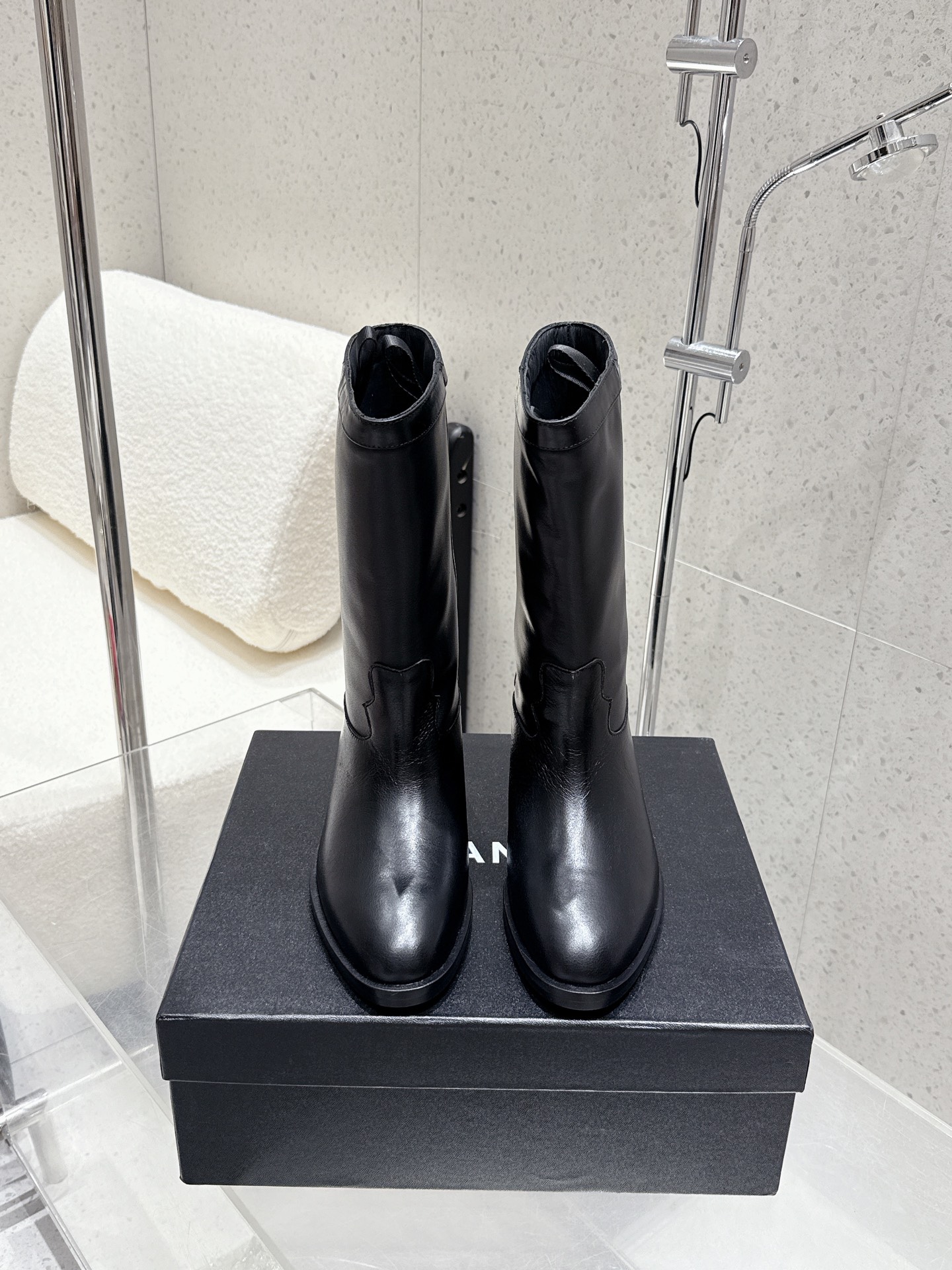 Chanel Chanel - Botas de caballero de suela gruesa 2025. Este diseño clásico; incorpora inusualmente una variedad de el…