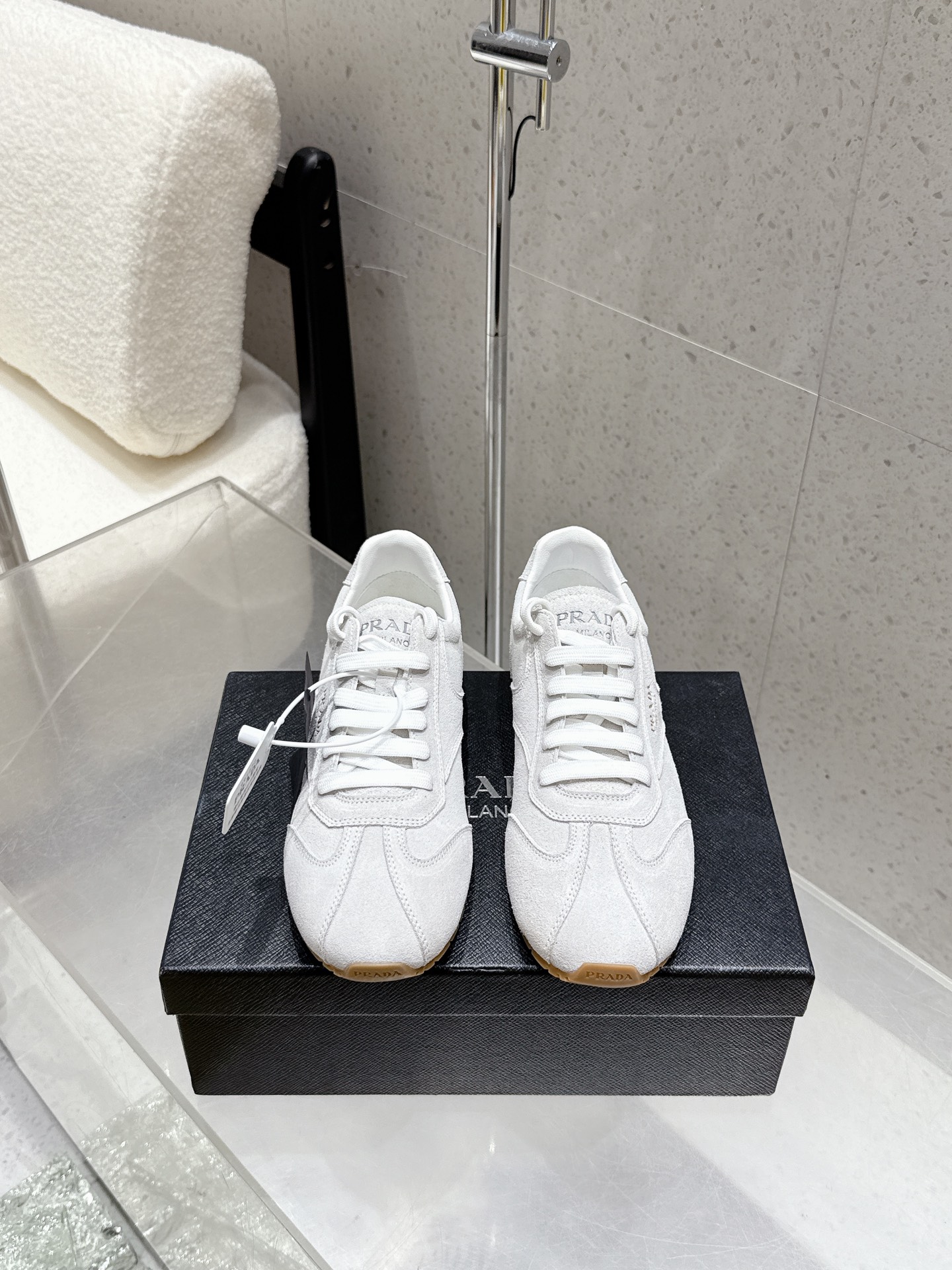 NO:460820,Top version Prada FW25 showroom German training shoes casual shoes, big sole open mold TPU sole, suede on the upper has a texture, wrapped in sheepskin inside, soft and glutinous. The insole is thickened with lambskin, which is extremely comfortable to put on, has a sense of support, and is wrapped very well. The shoe shape is full of wrapping, light and easy to wear, a practical casual shoe that looks tall and long legs!   Upper ox back fleece inner sheepskin, original open mold TPU two-color outsole size 35/41 (40.41 custom made without return or replacement), casual shoes/sports shoes, prada, prada, sneakers, sheepskin, chamois leather19860909顶级版 Prada 普拉达 FW25 showroom德训鞋 休闲鞋 大底开模TPU大底 鞋面麂皮有肌理感,内里羊皮包裹,软软糯糯的.鞋垫加厚小羊皮,踩上去无比舒适,有支撑感,又包裹得很好的感觉 鞋型包裹感十足,轻便好穿实用的一款休闲鞋,显高显大长腿！  鞋面牛反绒 内里羊皮 大底原版开模TPU双色大底 码数35/41（40.41定做不退不换）,休闲鞋/运动鞋,prada,prada,sneakers,sheepskin,chamois leather,Women's Shoes